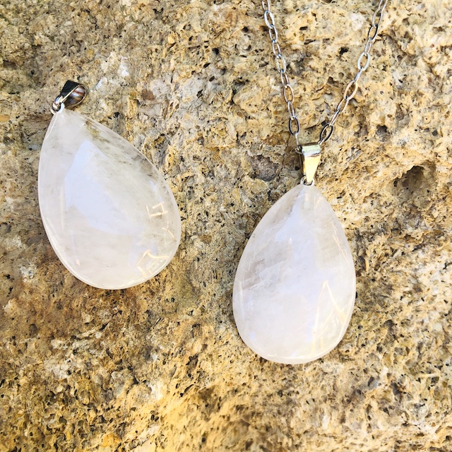 Pendentif-quartz-blanc-goutte-pierre-naturelle-pierres-du-monde-vosges-12