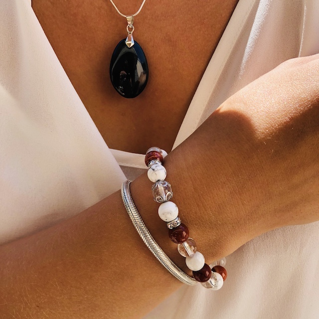 bracelet-boules-8-mm-detox-howlite-jaspe-rouge-cristal-de-roche-quartz-blanc-collection-douceur-de-vivre-pierres-du-monde-vosges-1236