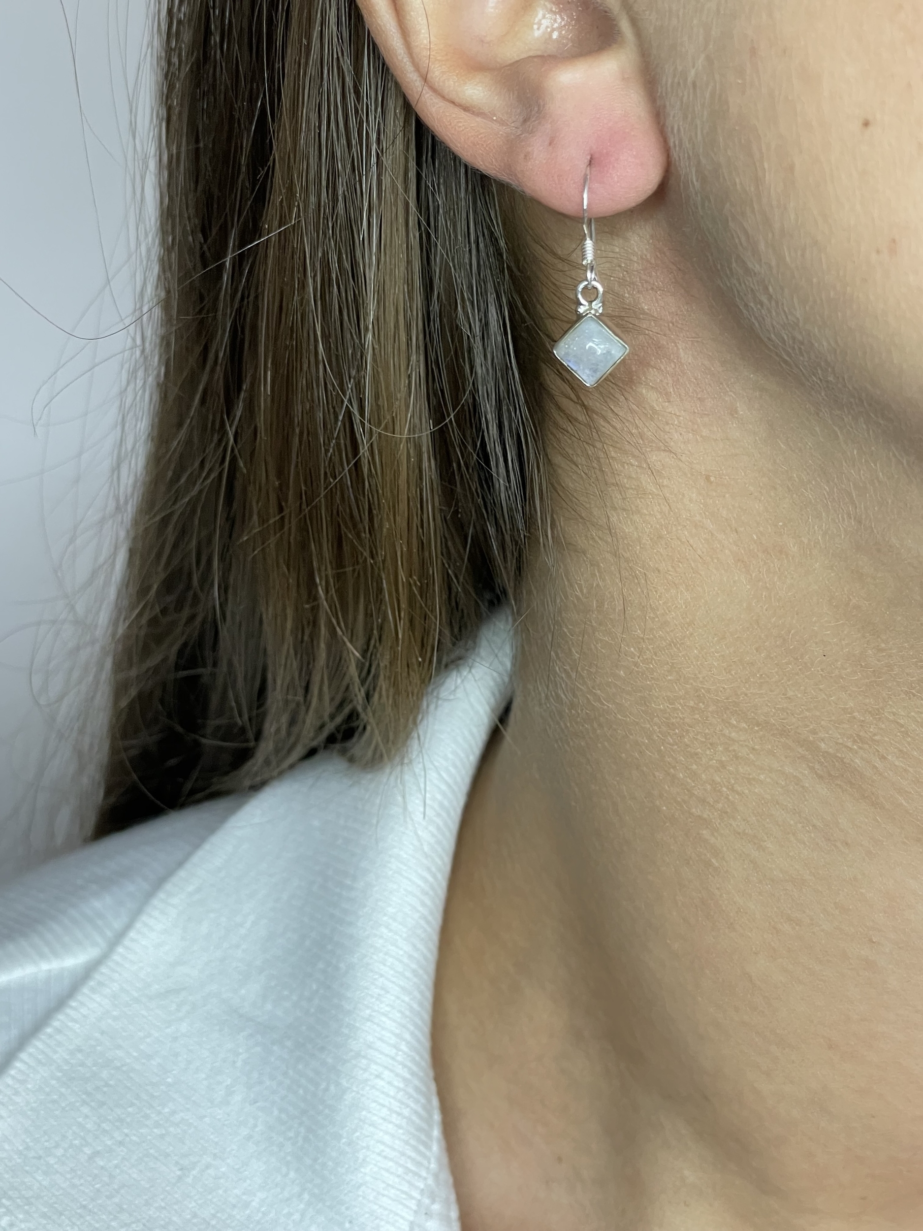 BOUCLES-OREILLES-PIERRE-DE-LUNE-PIERRES-DU-MONDE-VOSGES-74