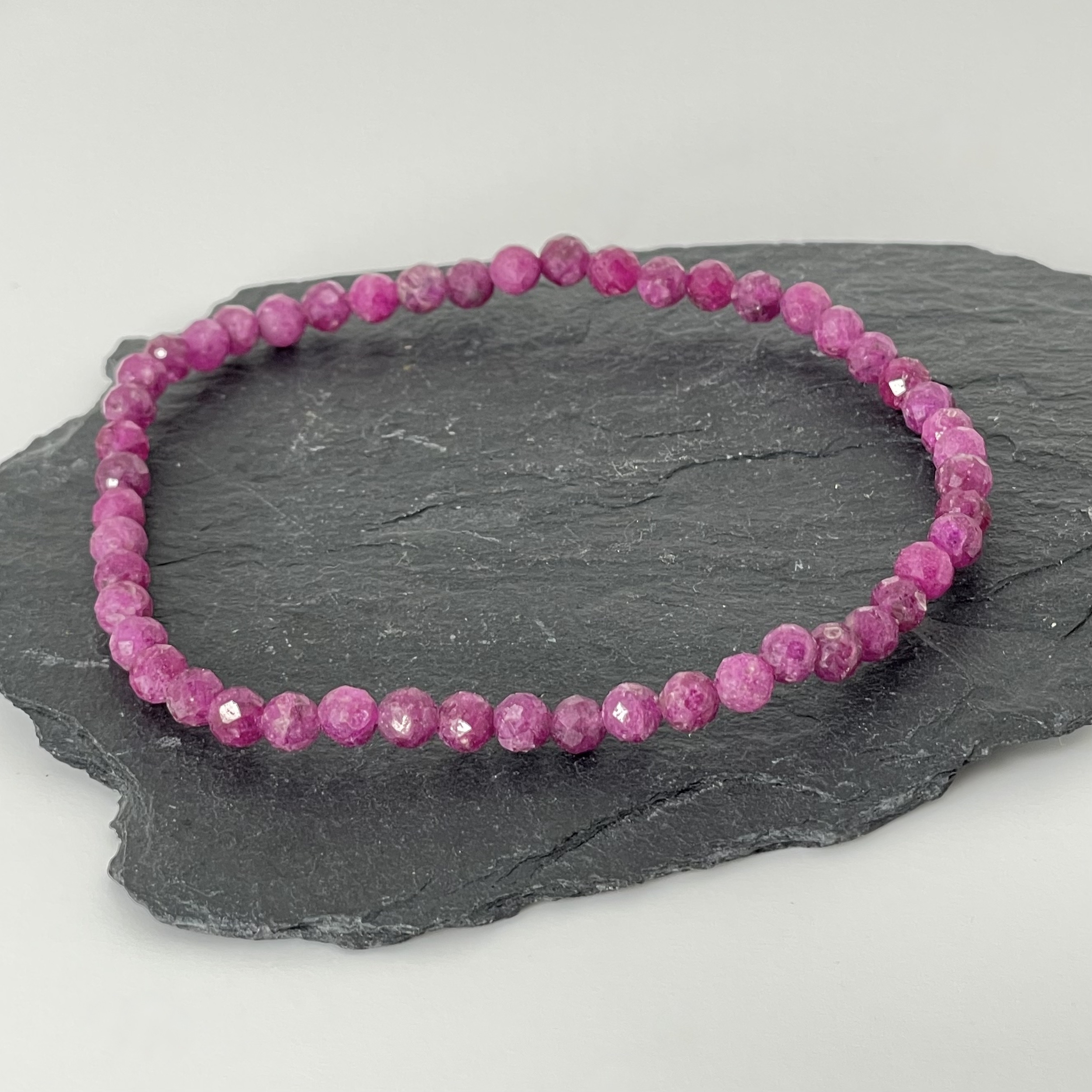 Bracelet rubis en pierres naturelles facettées.