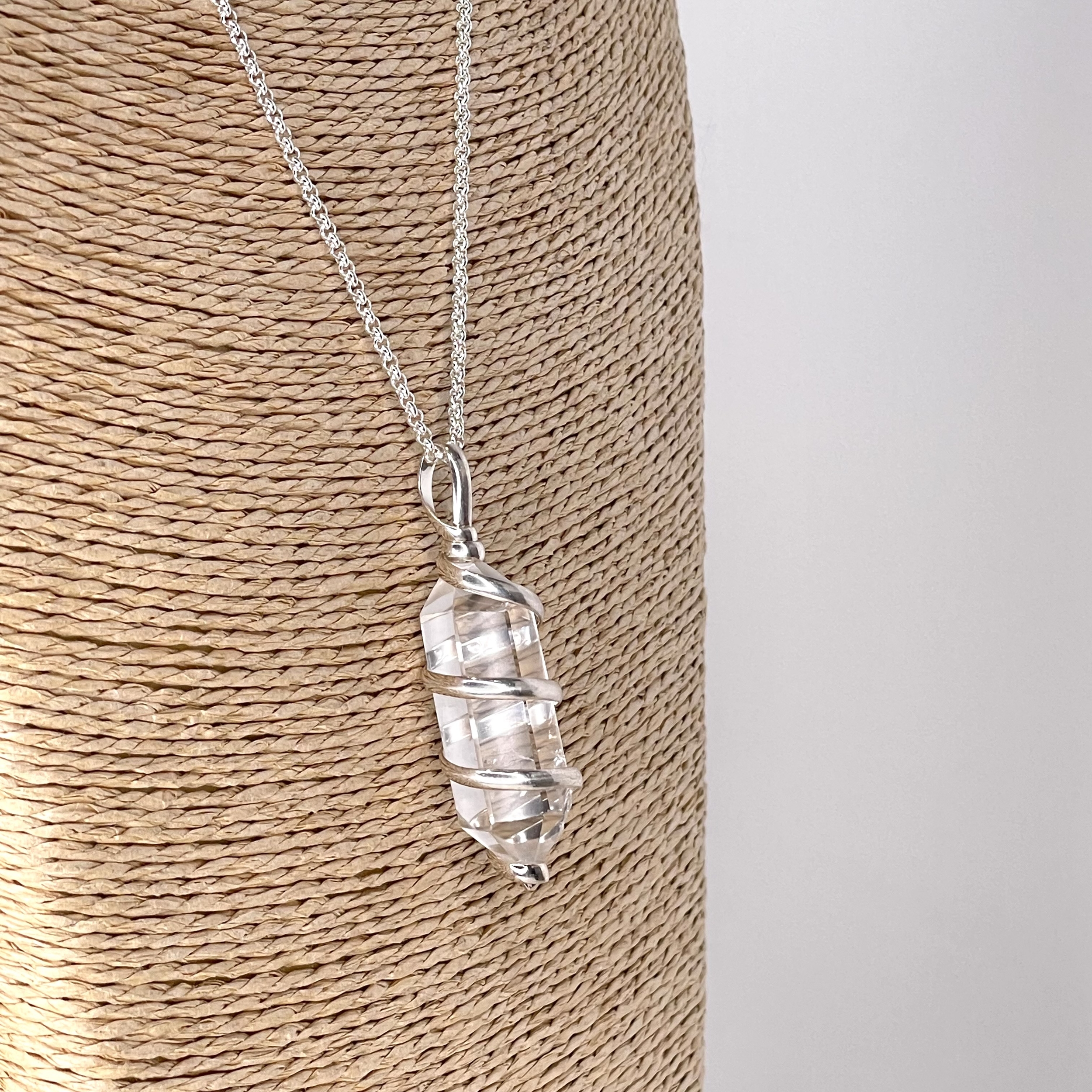 PENDENTIF-POINTE-QUARTZ-BLANC-PIERRES-DU-MONDE-VOSGES66