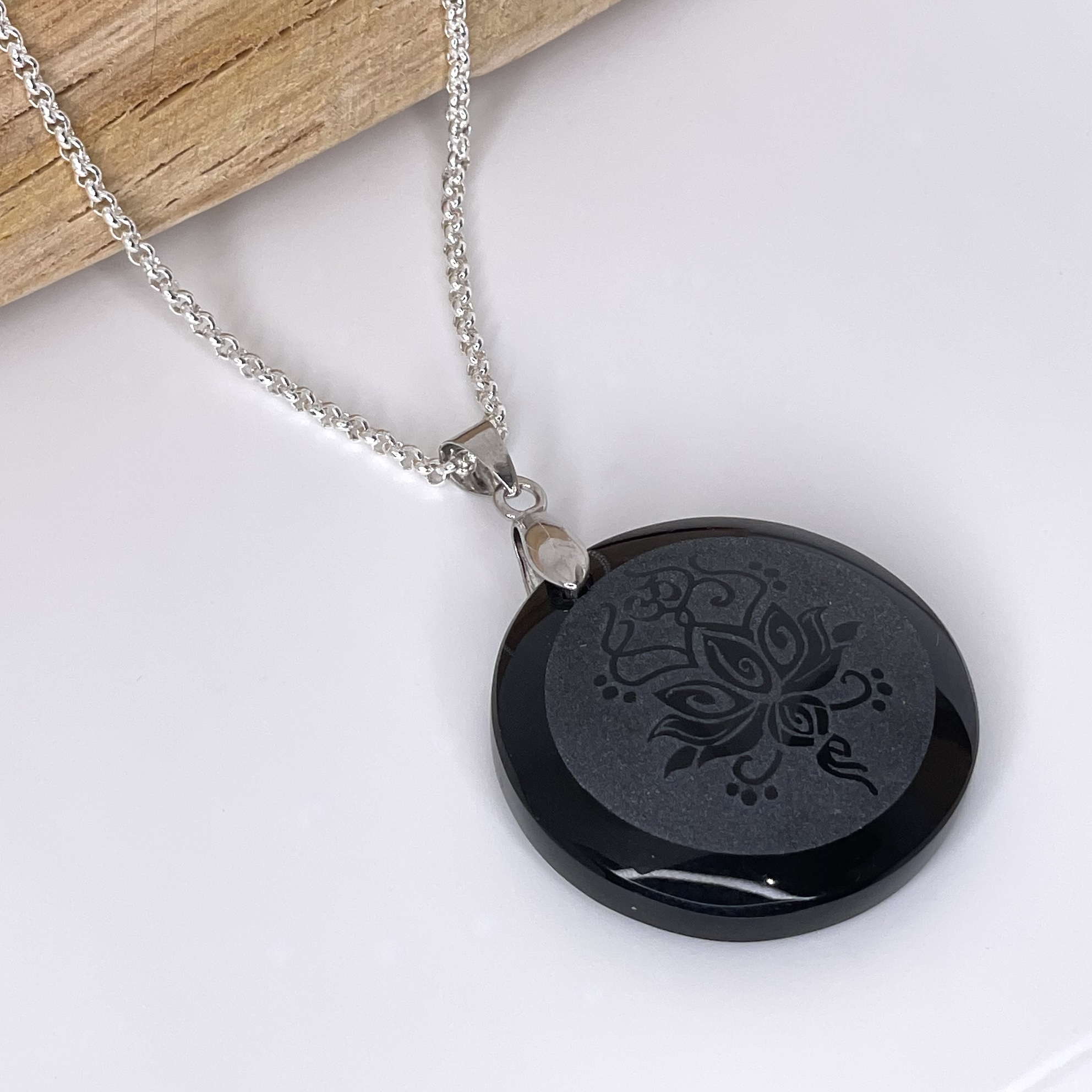 Pendentif lotus ohm obsidienne noire en pierre naturelle