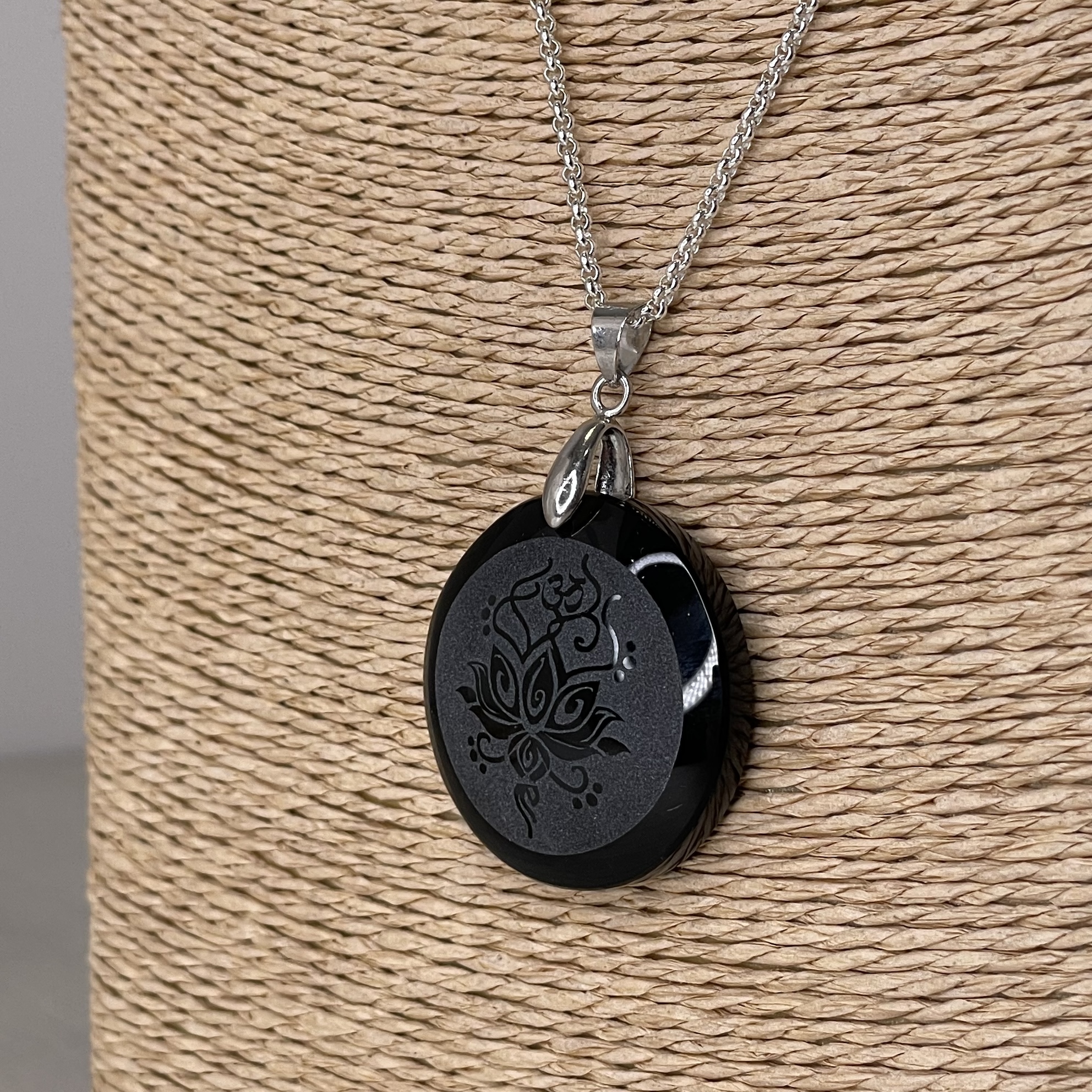 PENDENTIF-lotus-ohm-OBSIDIENNE-NOIRE-PIERRES-DU-MONDE-VOSGES89