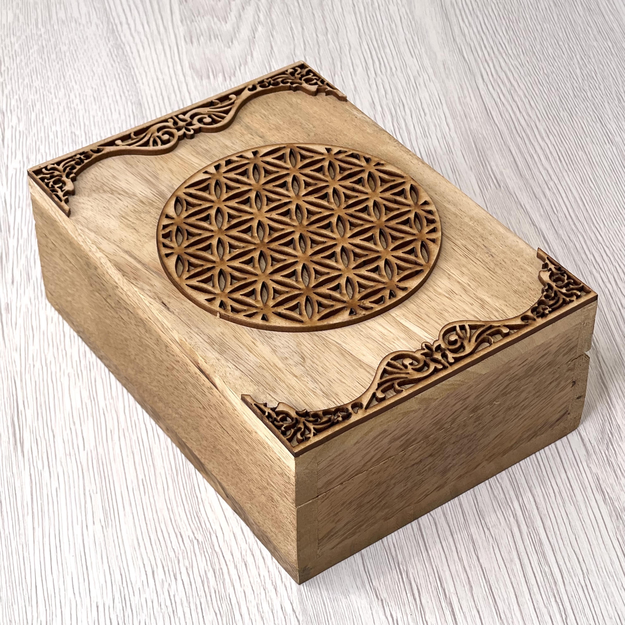Boîte à tarot en bois sculpté fleur de vie