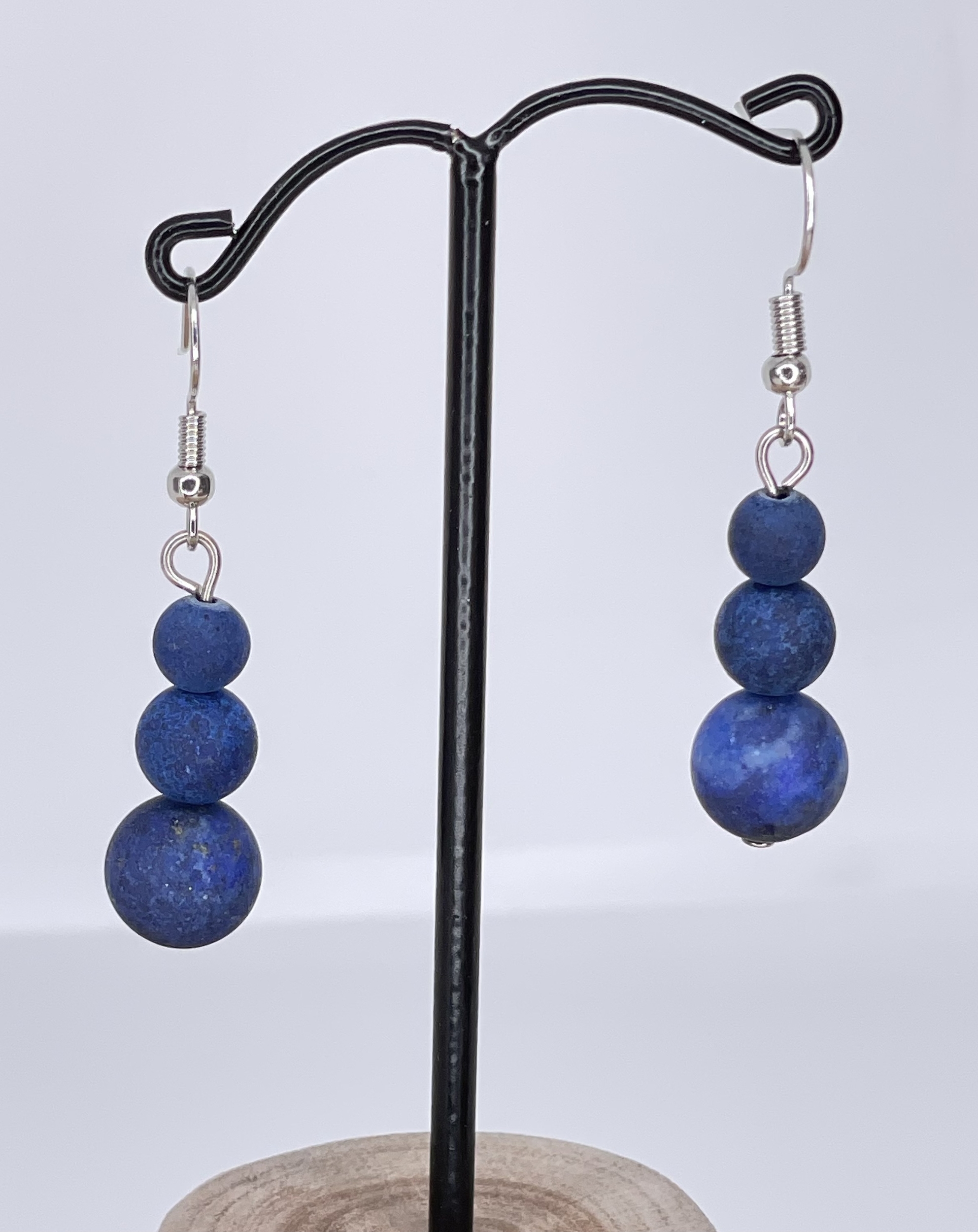 Boucles d\'oreilles Lapis Lazuli en trilogie montage acier