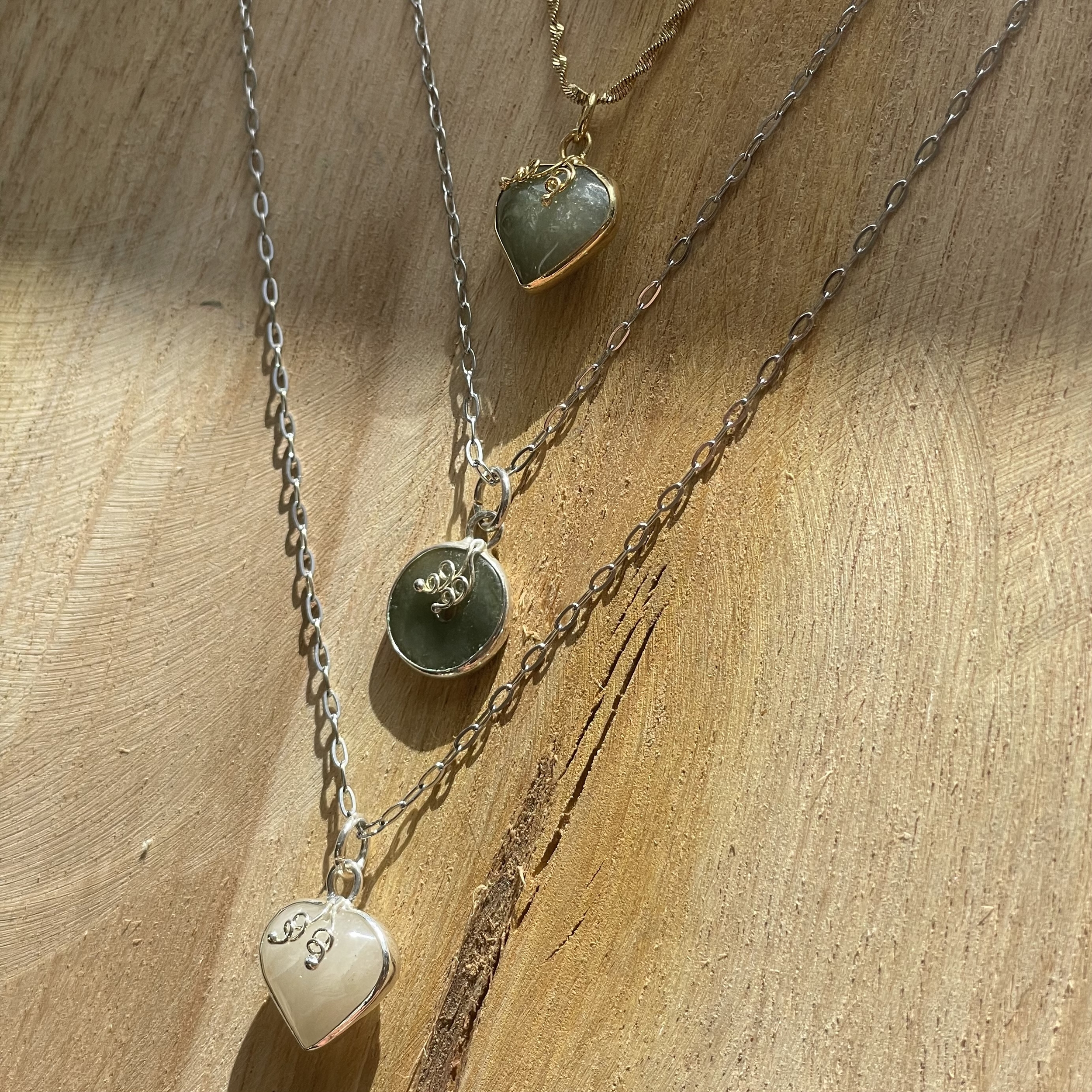 PENDENTIF-JADE-ENFANT-PIERRES-DU-MONDE-VOSGES-8