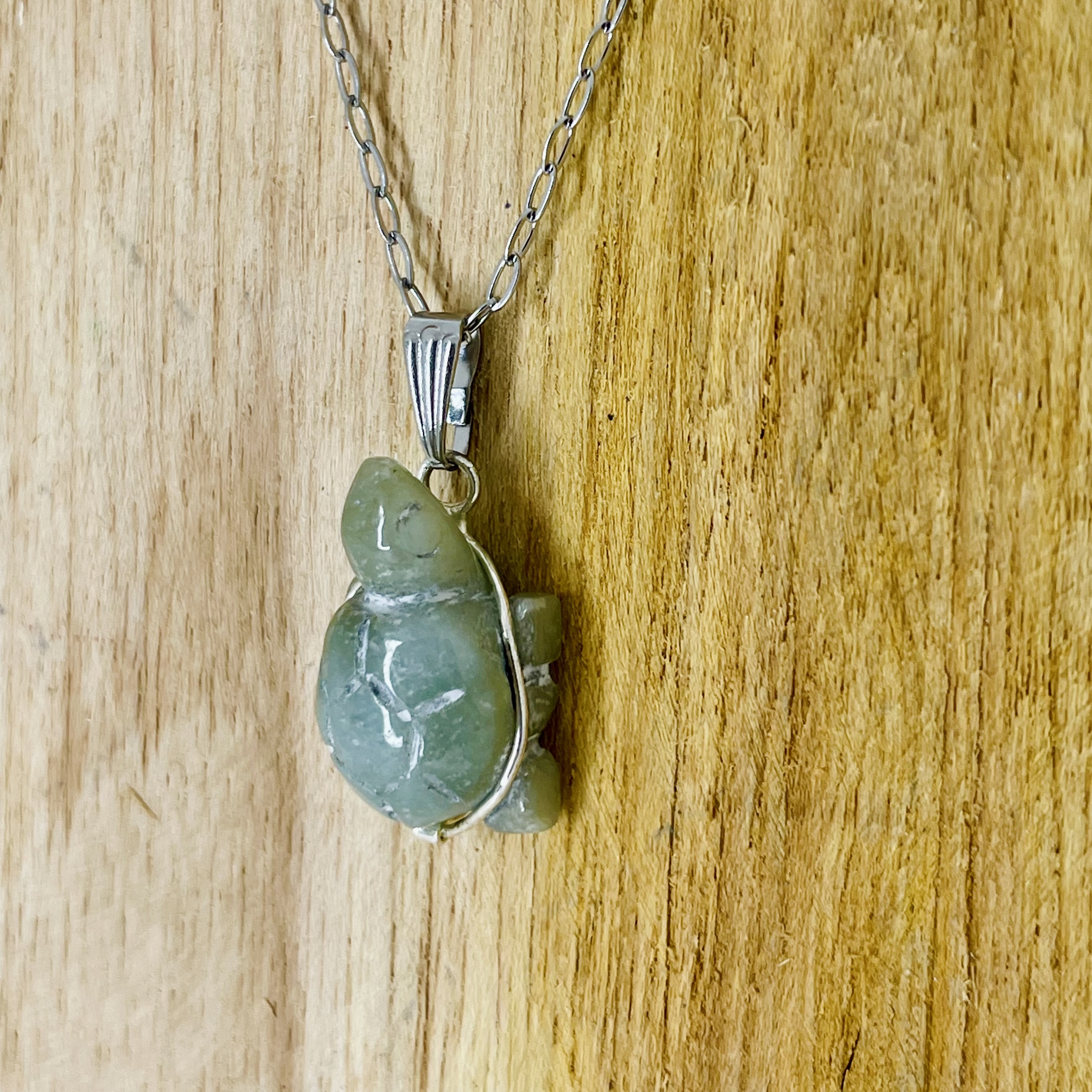 Pendentif Jade en pierre naturelle forme tortue bélière argent