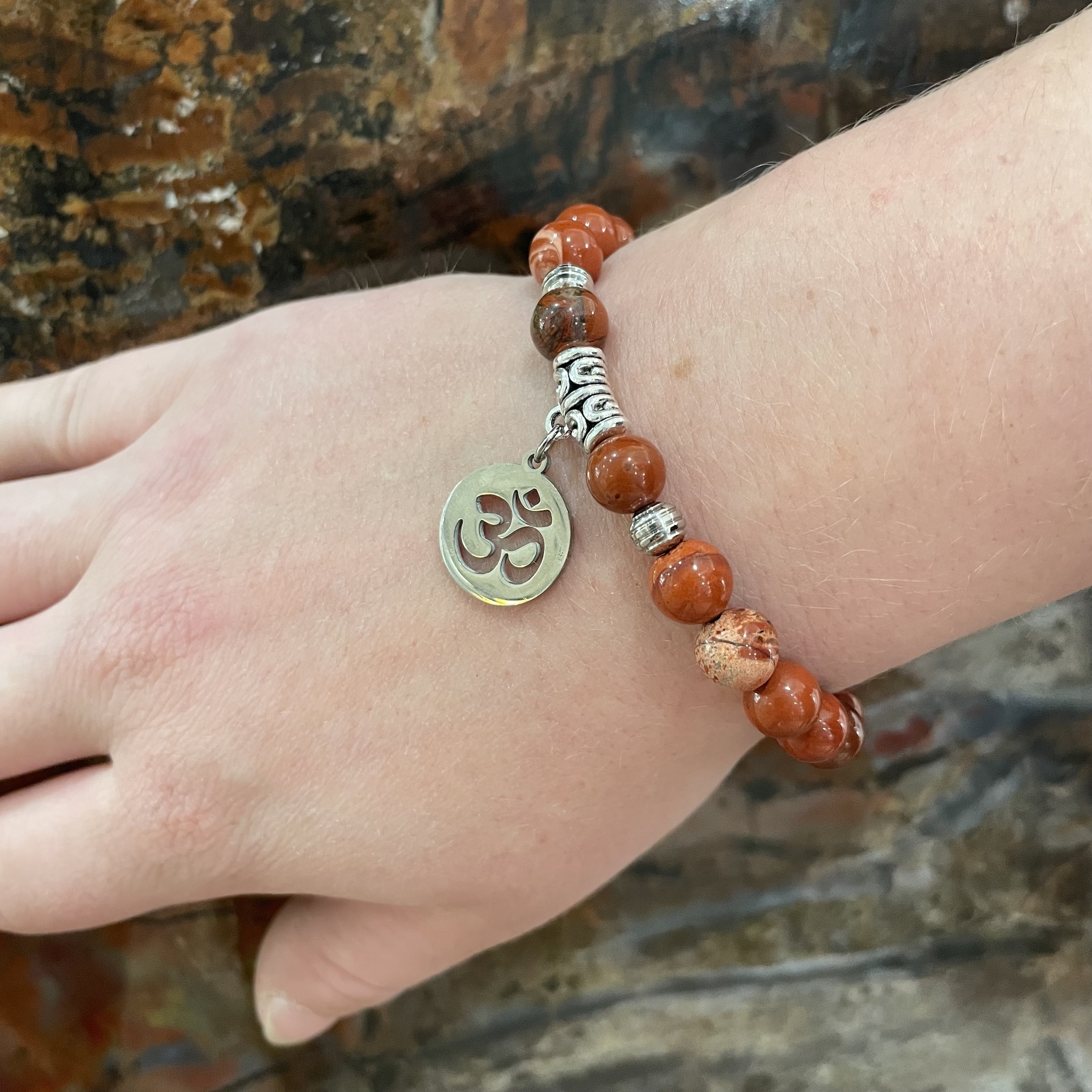 BRACELET-JASPE-ROUGE-SYMBOLE-OHM-PIERRES-DU-MONDE-VOSGES-2