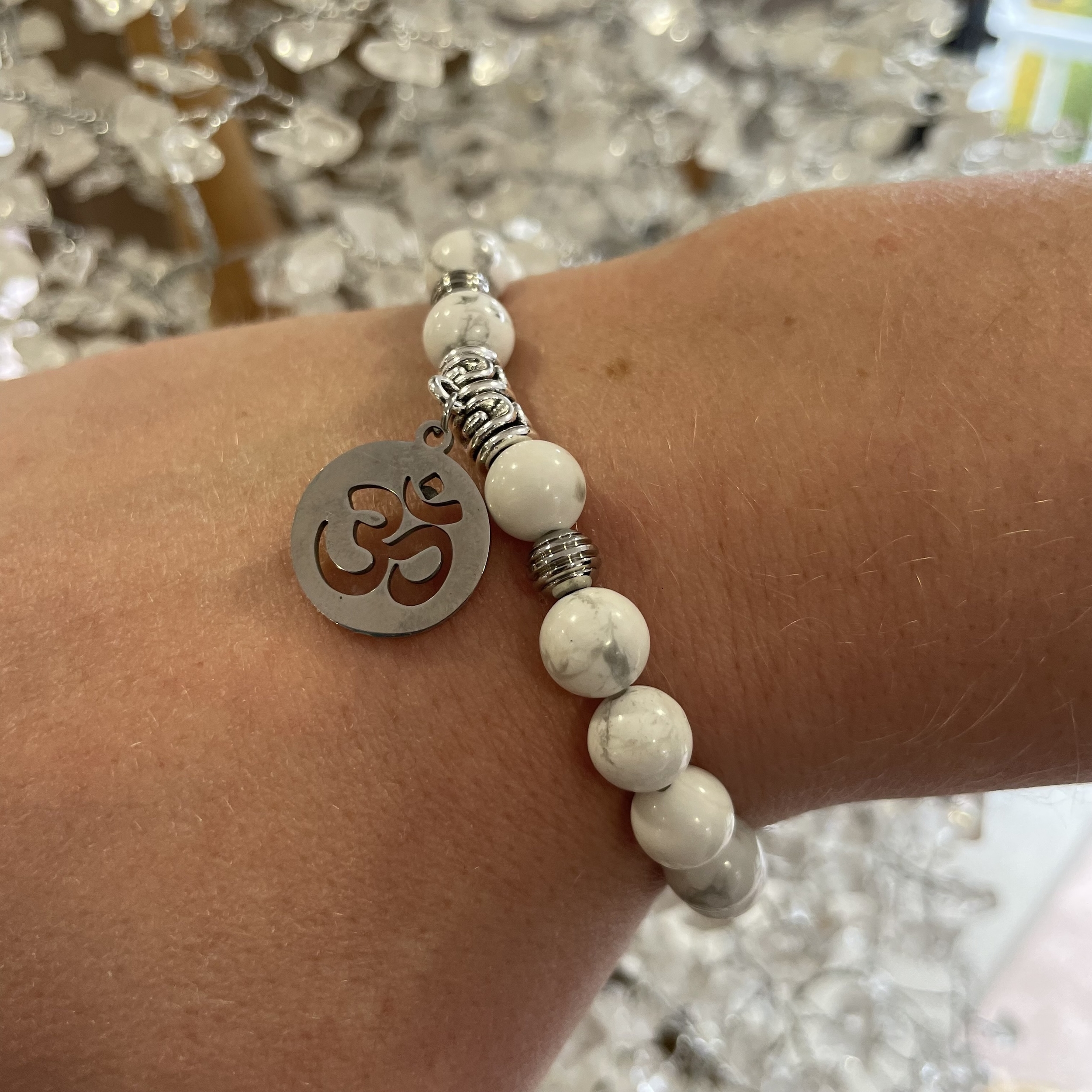 BRACELET-HOWLITE-SYMBOLE-OHM-PIERRES-DU-MONDE-VOSGES-2
