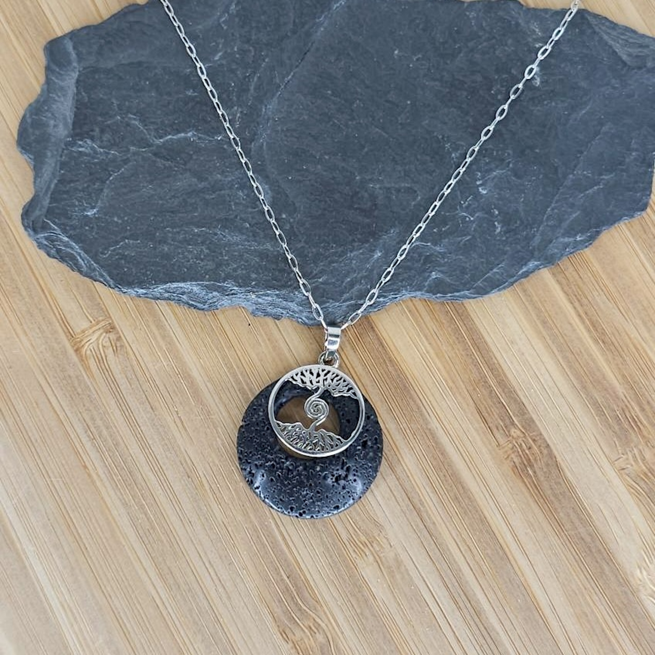 Pendentif entre les mains Améthyste boule pierre naturelle (Chaine