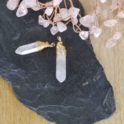 Pendentif Quartz rose en pierre naturelle forme pointe bélière métal fantaisie