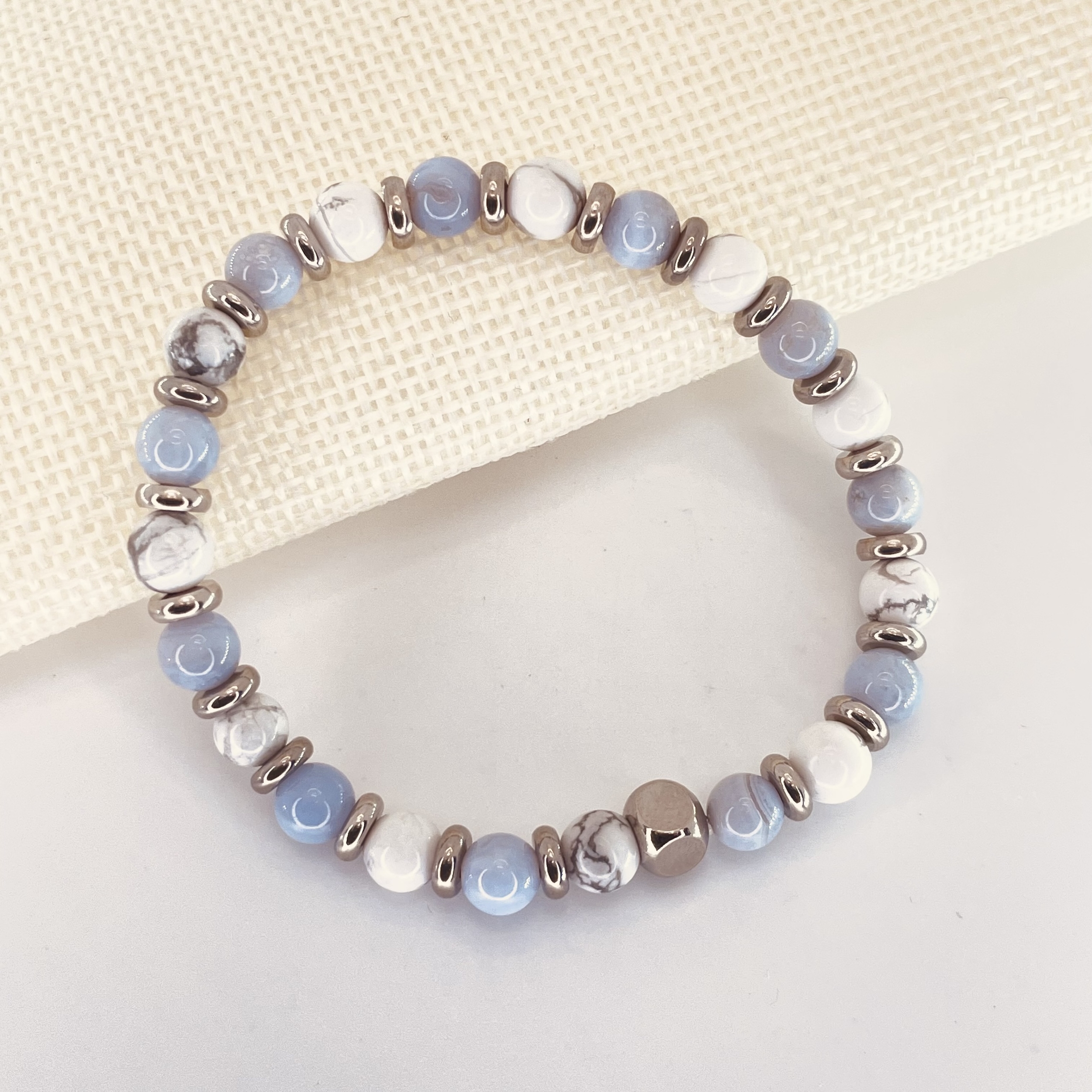 Bracelet RECONFORT Calcédoine et Howlite en pierre naturelle perles 6 mm