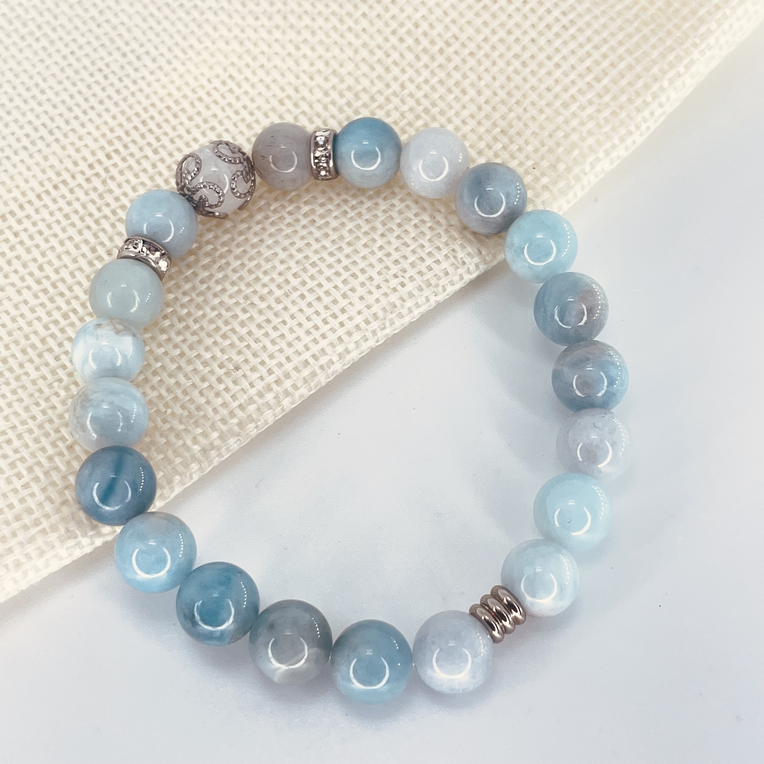 Bracelet perles 8mm Aigue Marine avec perles de quartz craquelé, strass et acier