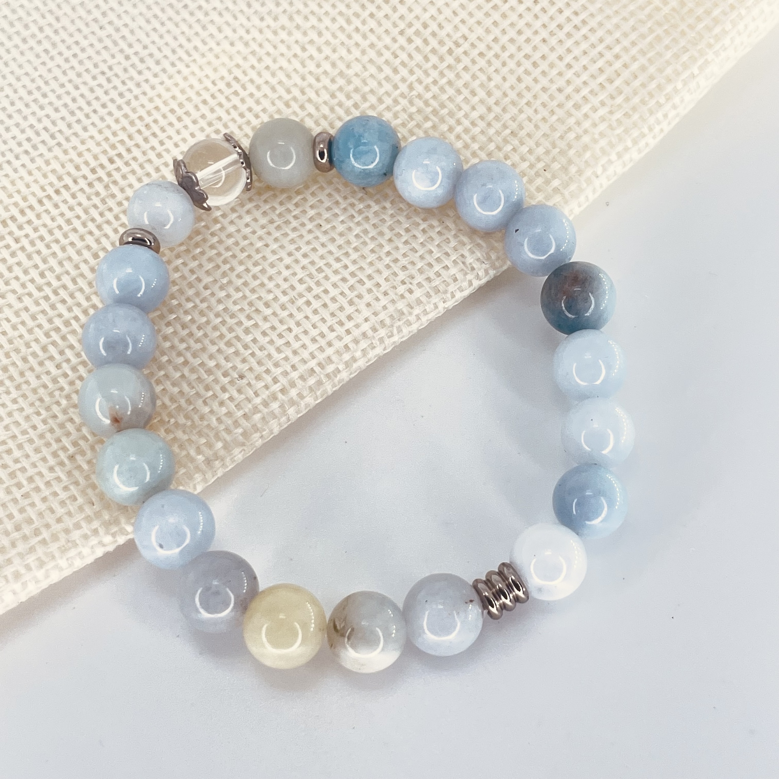 Bracelet perles 8mm Aigue Marine avec perle de quartz
