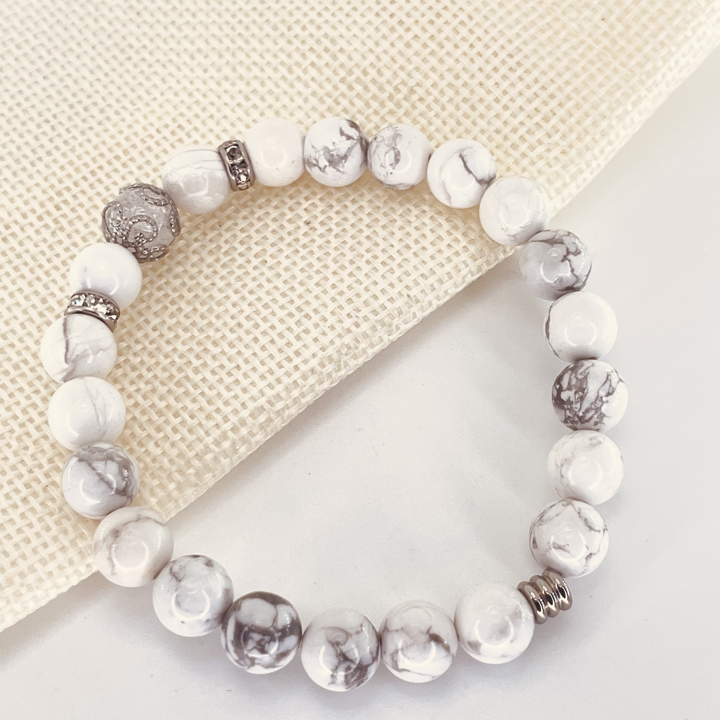 Bracelet perles 8mm Howlite avec perle de quartz craquelé, strass et acier