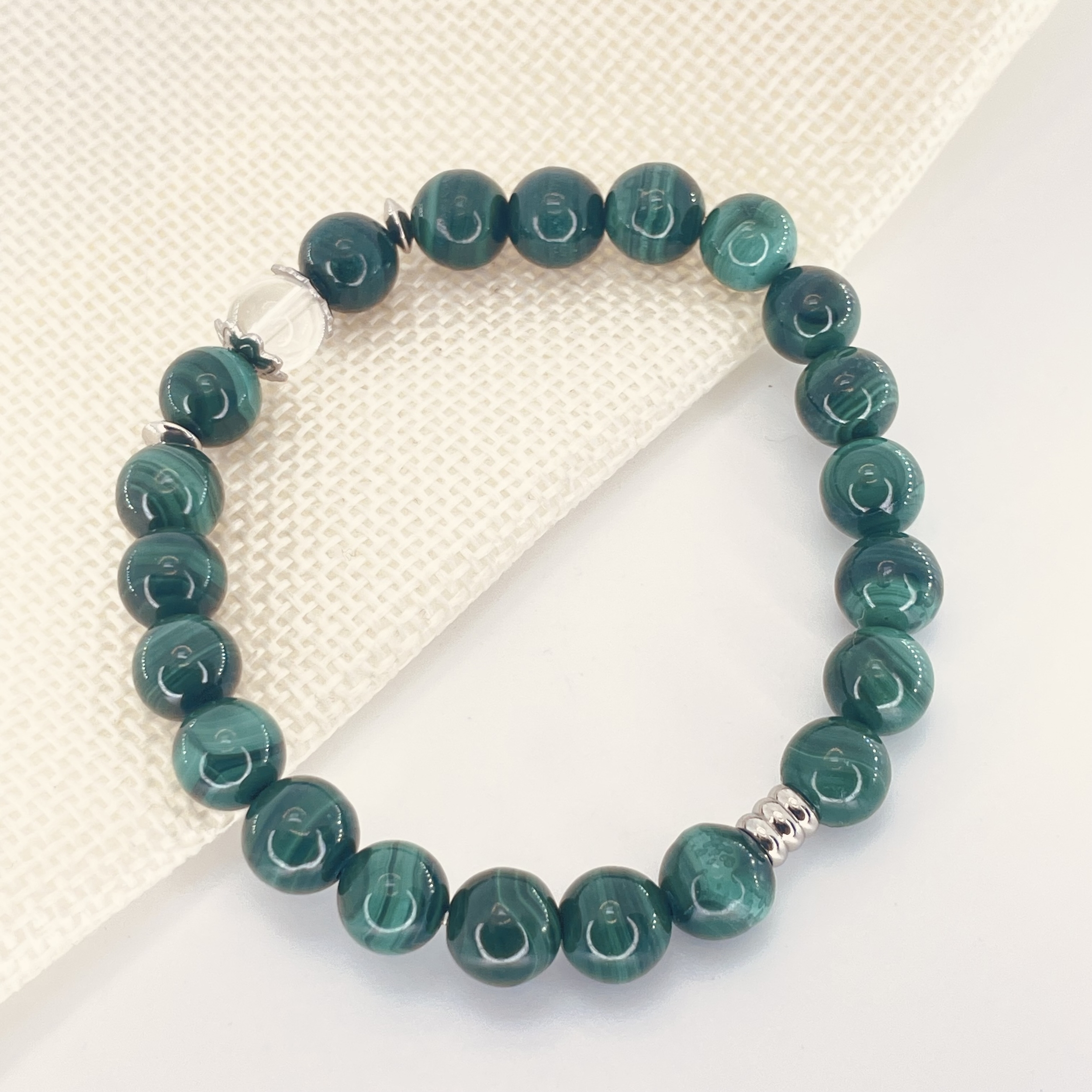 Bracelet Malachite en pierre naturelle perles 8 mm avec perle de Quartz blanc et décor acier