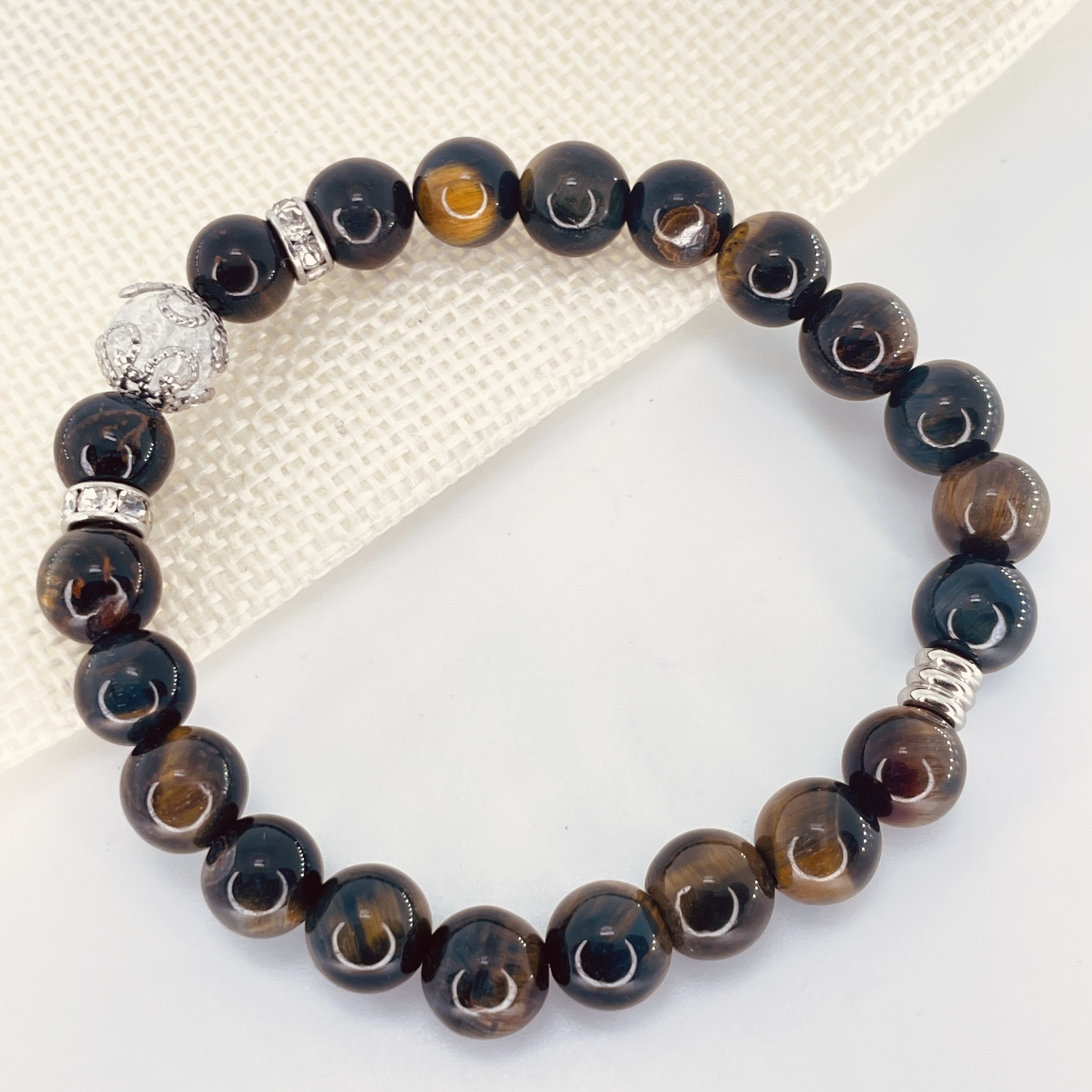 Bracelet perles 8mm Œil de Faucon avec perle de quartz craquelé, strass et acier