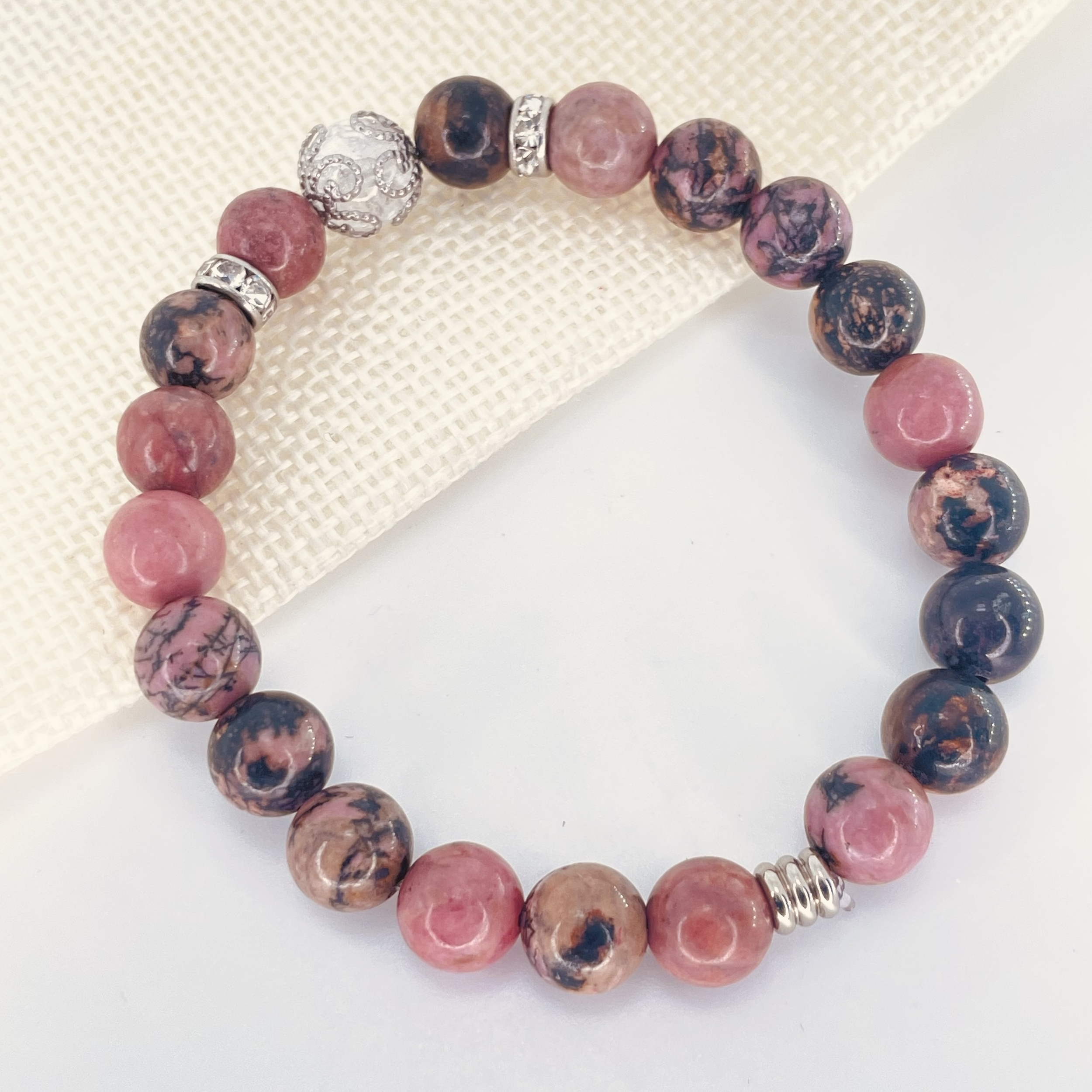Bracelet Rhodonite avec perles de Quartz craquelé, strass et acier