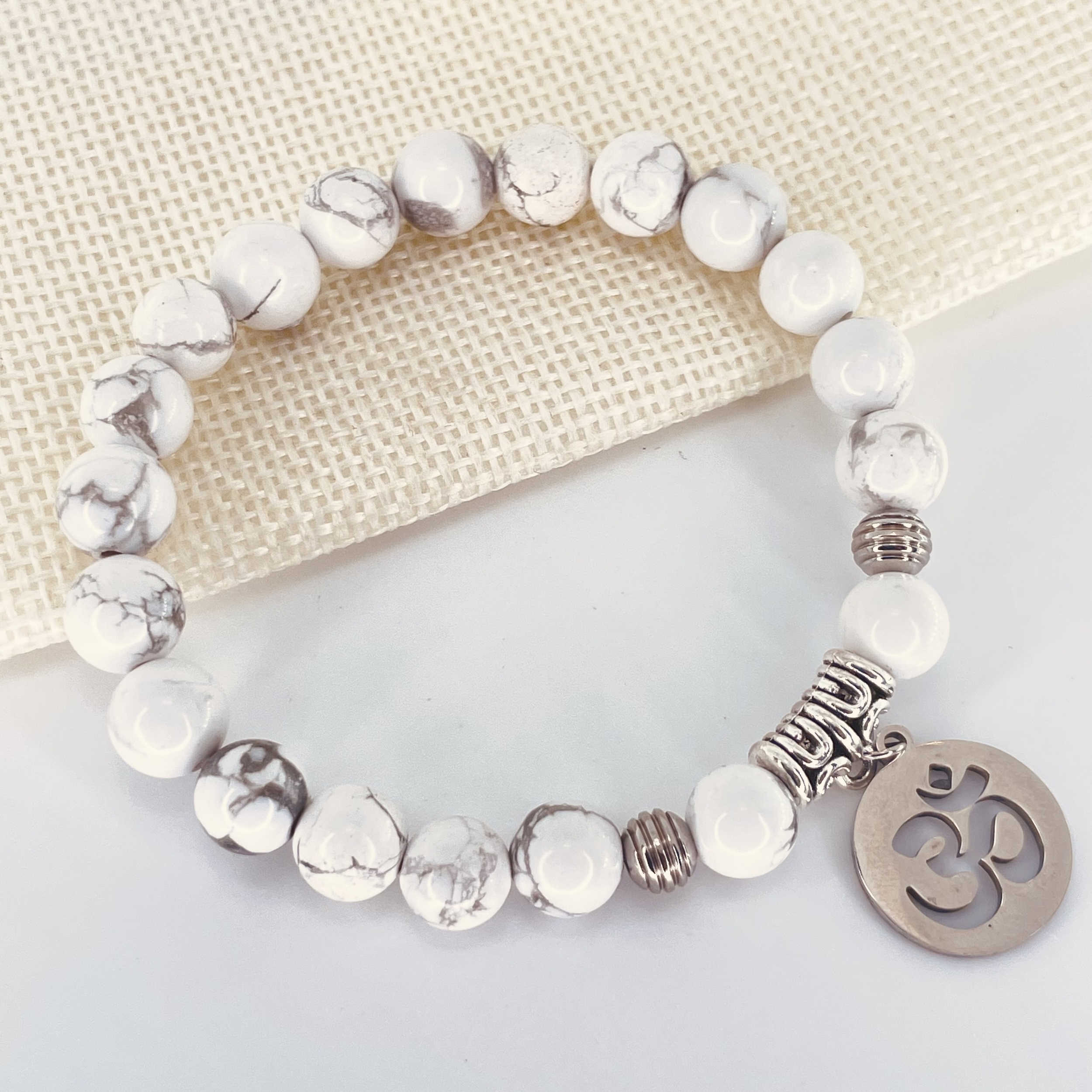 Bracelet perles 8mm Howlite avec symbole Ohm