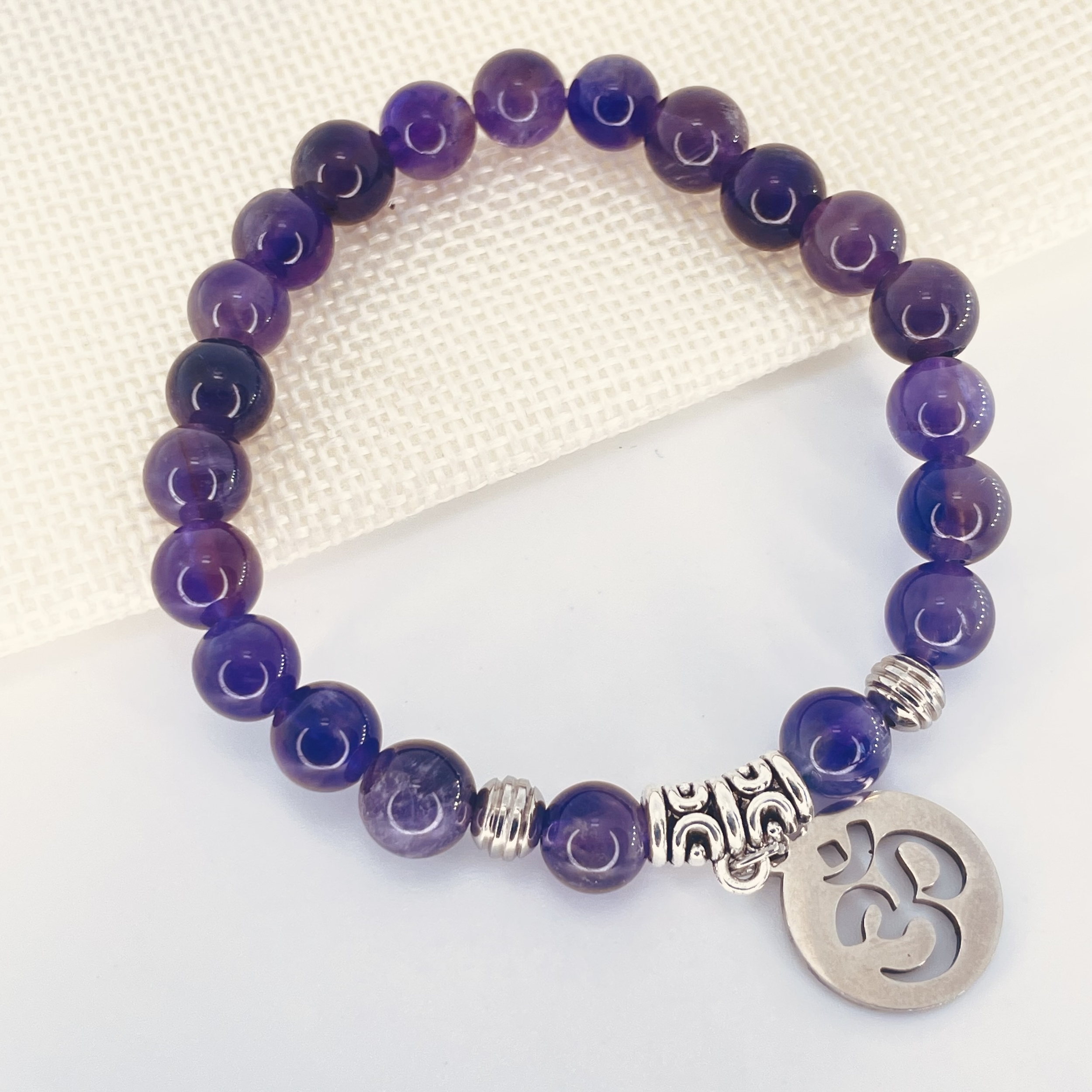 Bracelet perles 8mm Améthyste avec symbole Ohm
