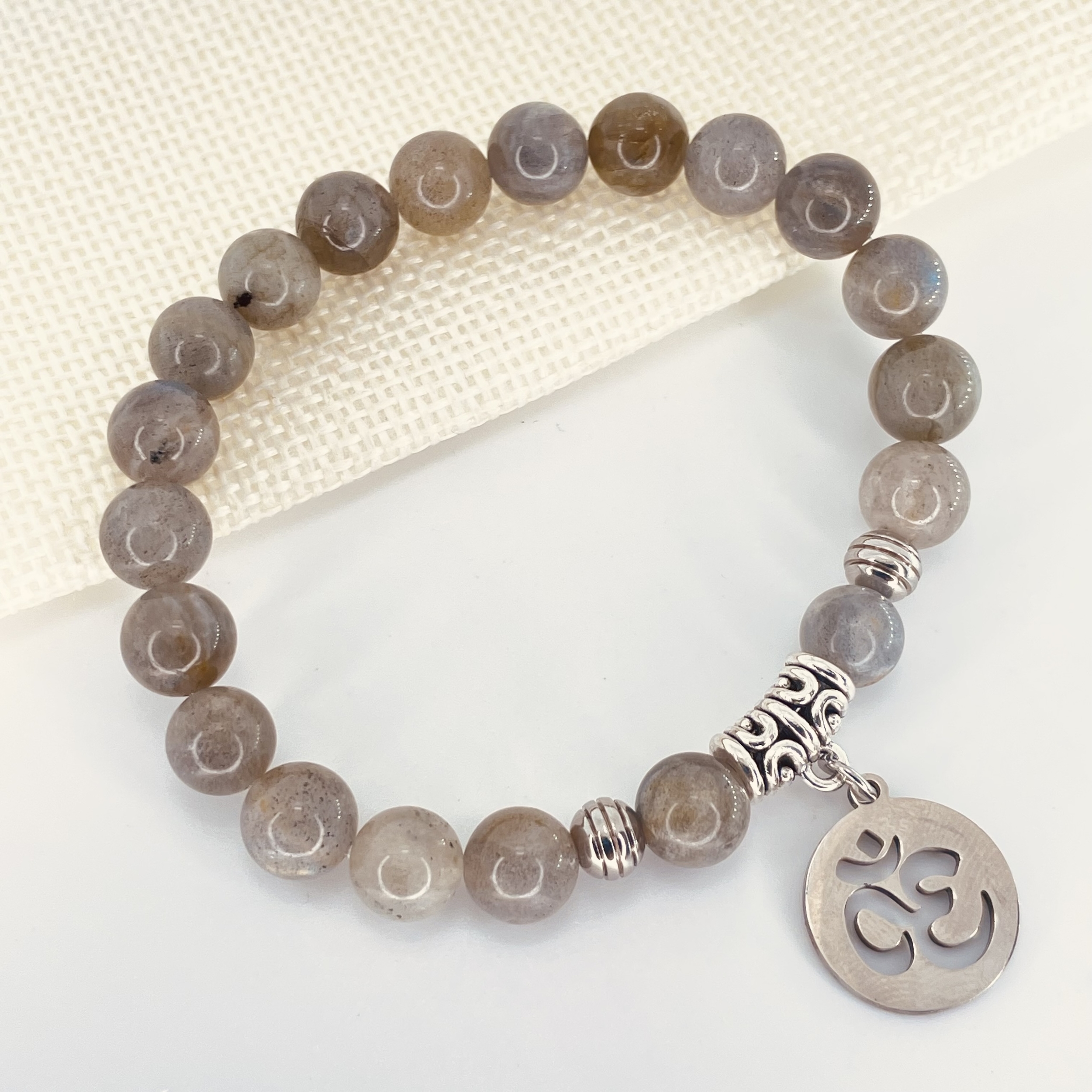 Bracelet perles 8mm Labradorite avec symbole Ohm