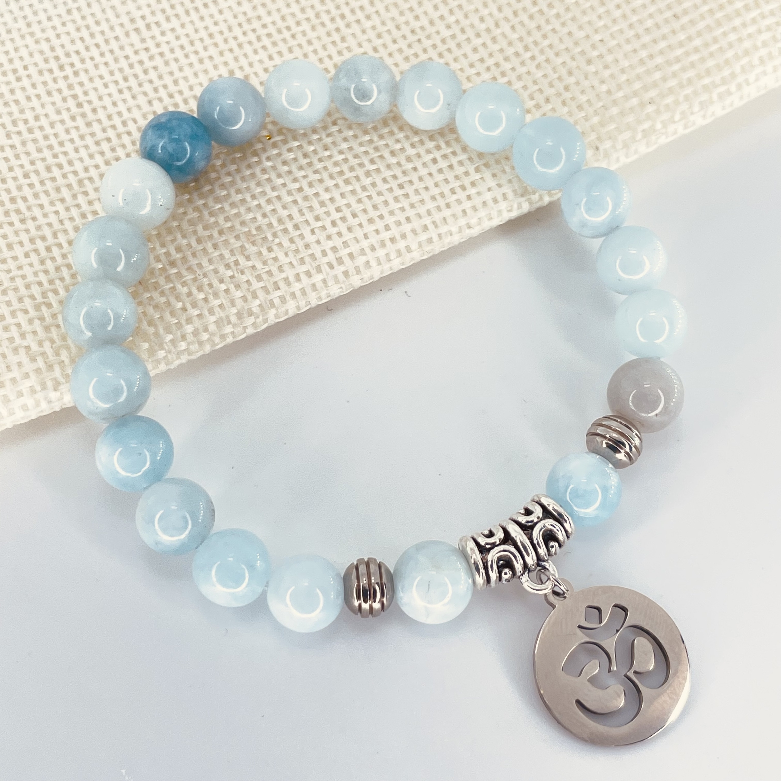 Bracelet perles 8mm Aigue marine avec symbole Ohm