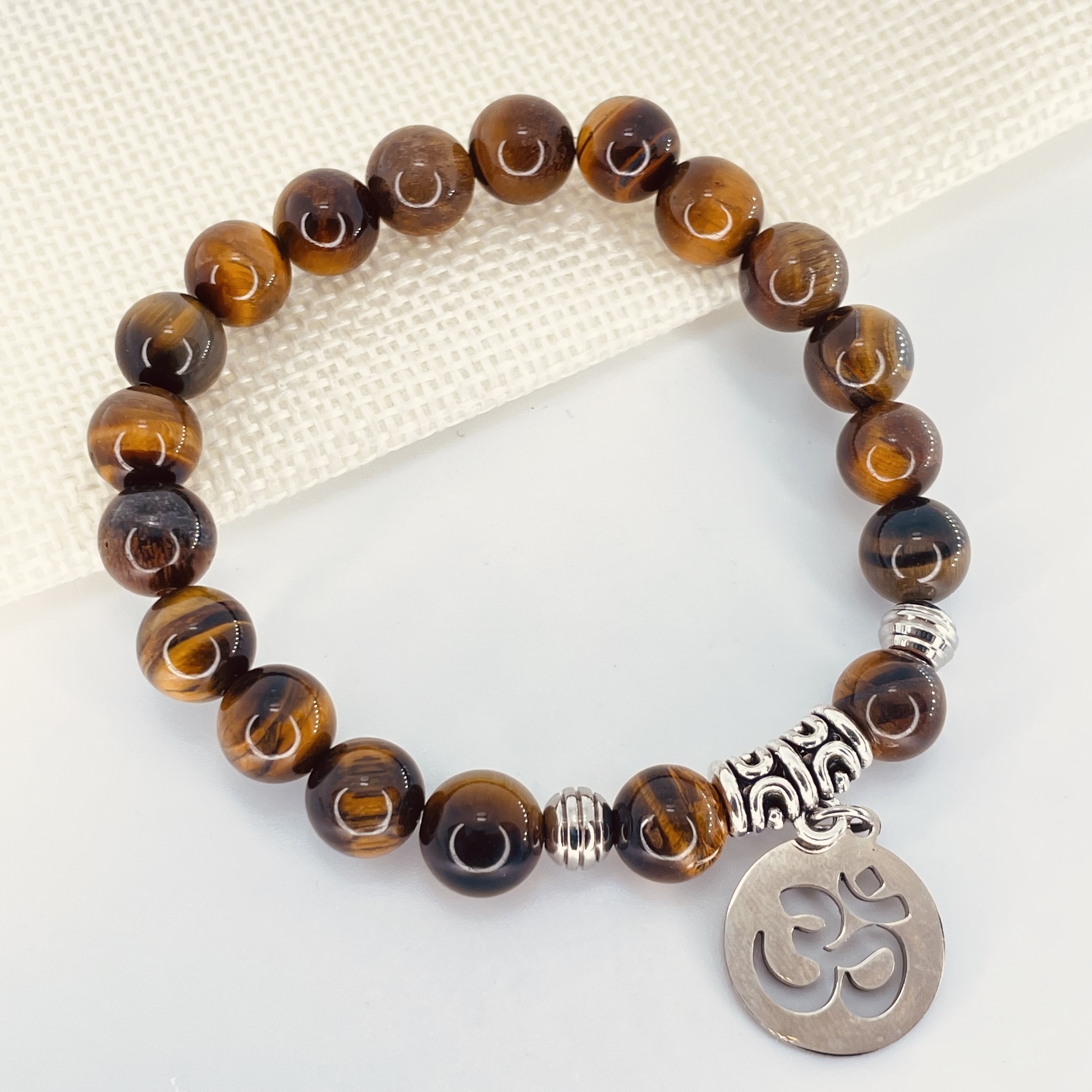 Bracelet perles 8mm Oeil de Tigre avec symbole Ohm