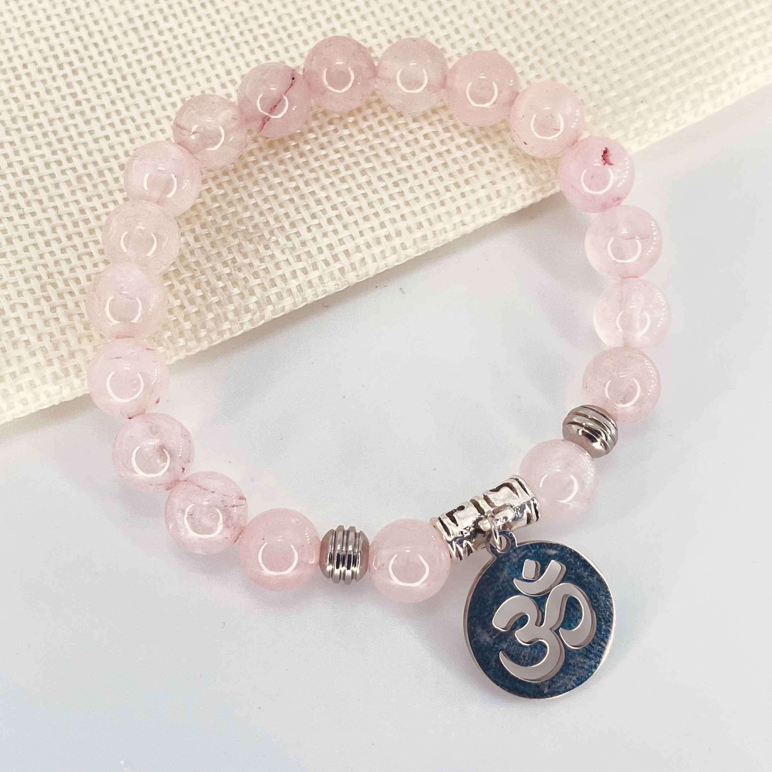 Bracelet perles 8mm Quartz rose avec symbole Ohm