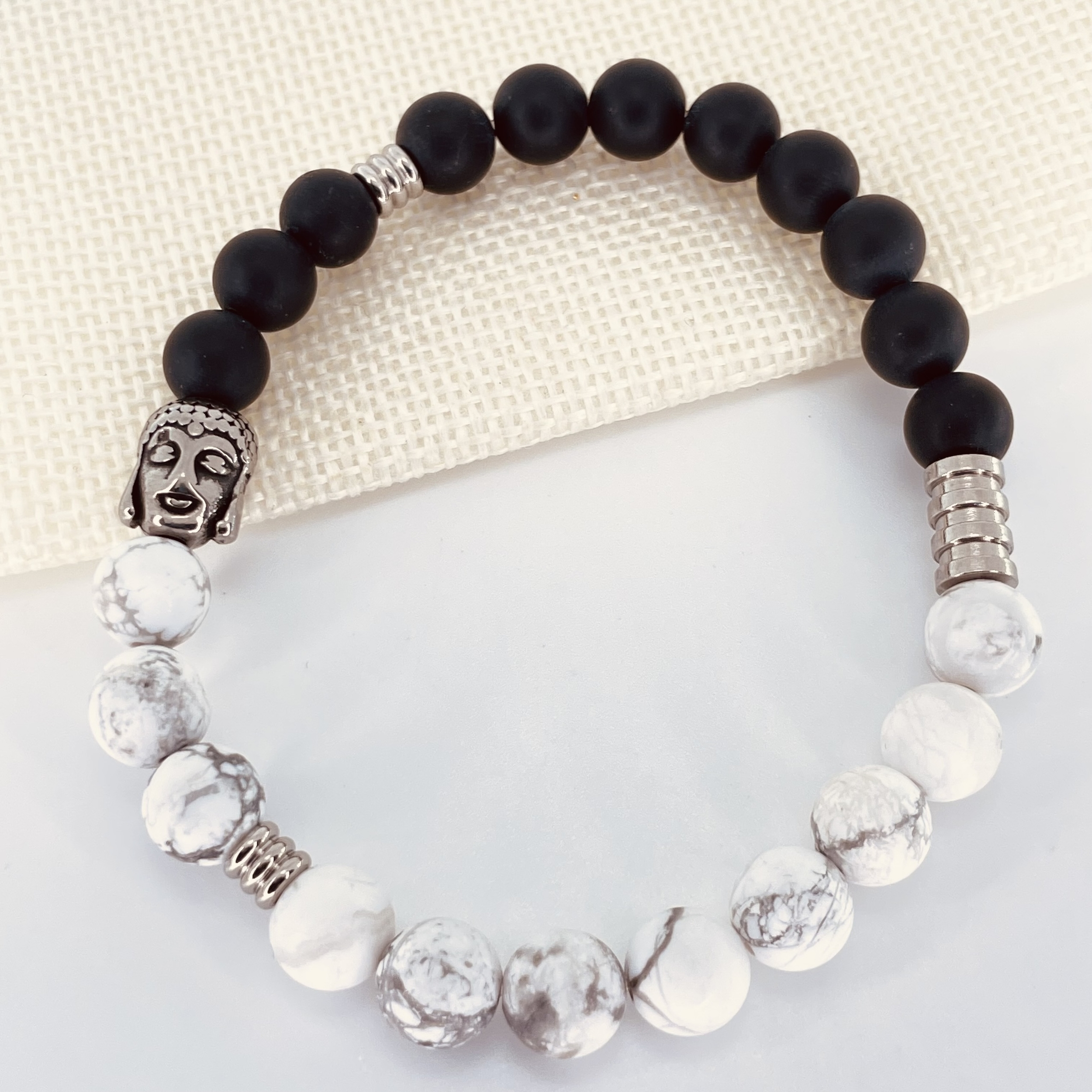 Bracelet perles YIN YANG Howlite et Agate Noire collection Les hommes à l\'affiche