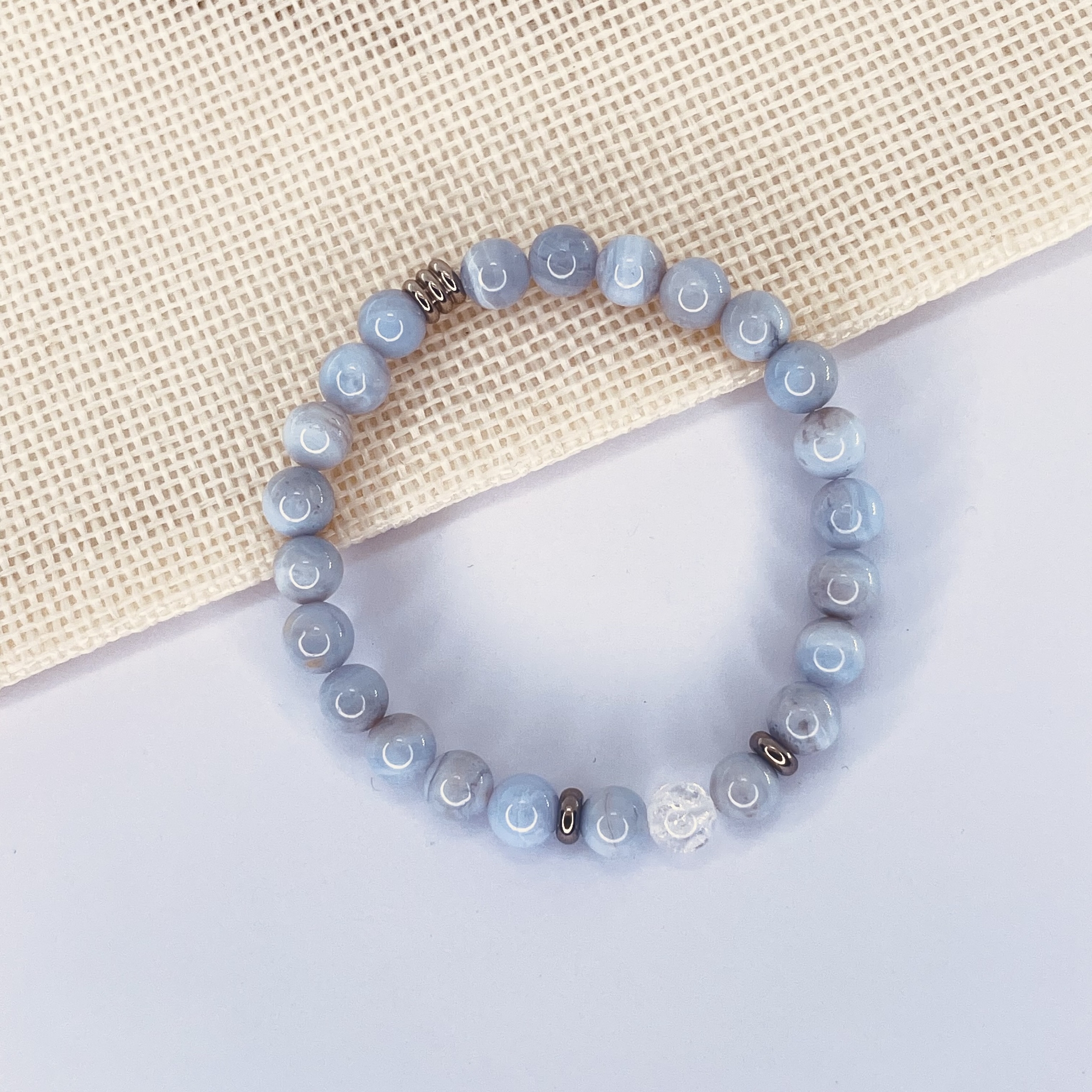 Bracelet enfant Calcédoine et Quartz blanc craquelé en pierre naturelle perles 6 mm décors et tube acier
