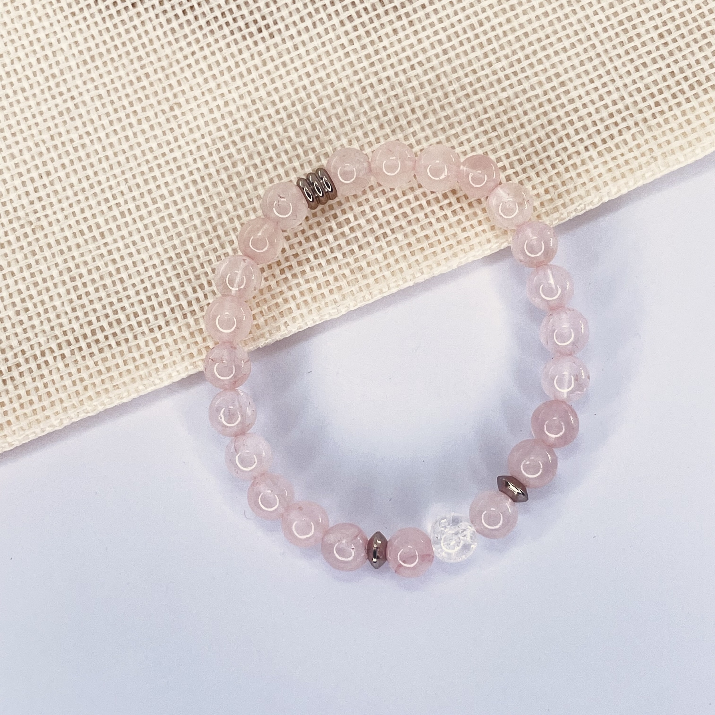 Bracelet enfant Quartz rose et Quartz blanc craquelé en pierre naturelle perles 6 mm décor et tube acier