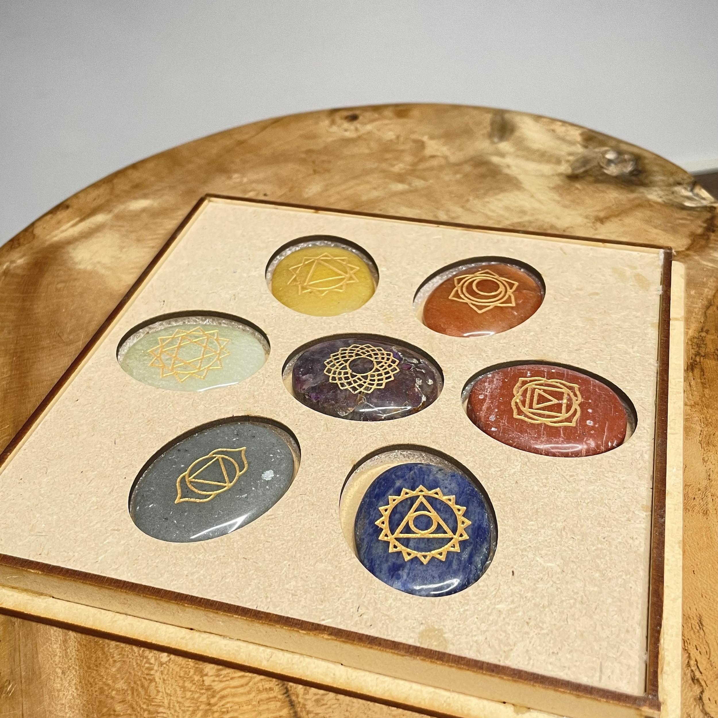 BOITE-GALETS-CHAKRAS-2-PIERRES-DU-MONDE-VOSGES