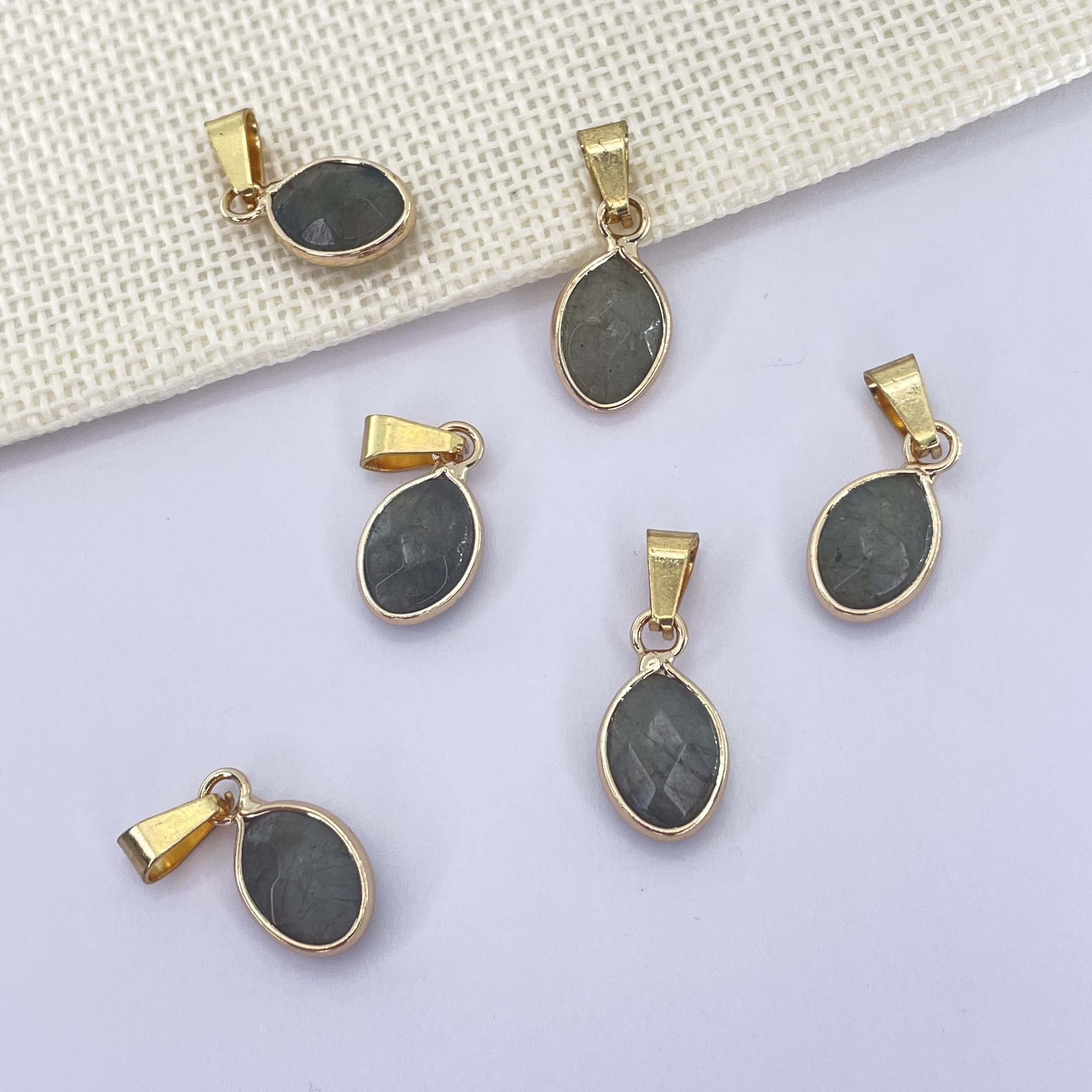 PENDENTIF-OVALE-FACETTE-LABRADORITE-BIS-PIERRES-DU-MONDE-VOSGES