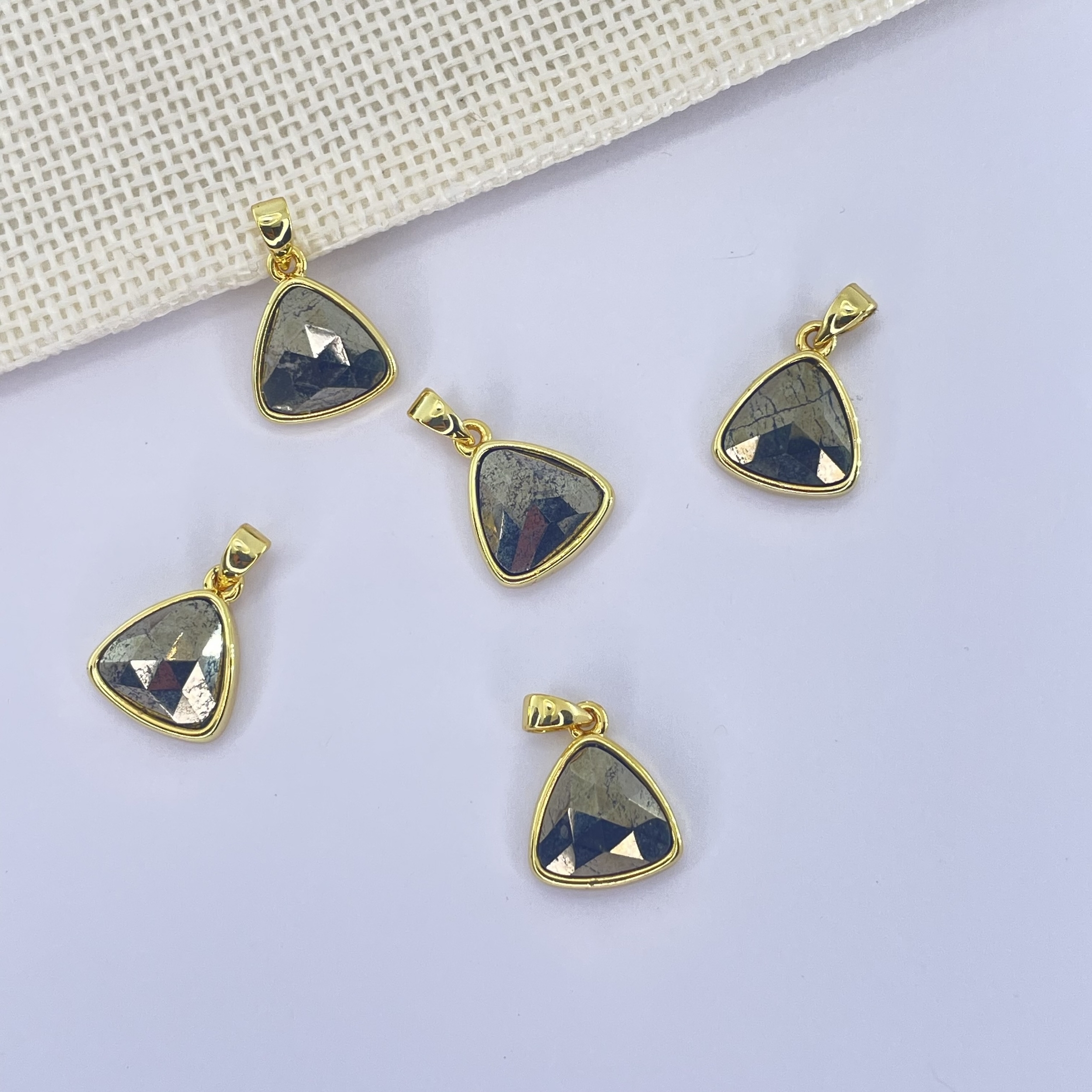 PENDENTIF-PYRITE-TRIANGLE-PIERRES-DU-MONDE-VOSGES
