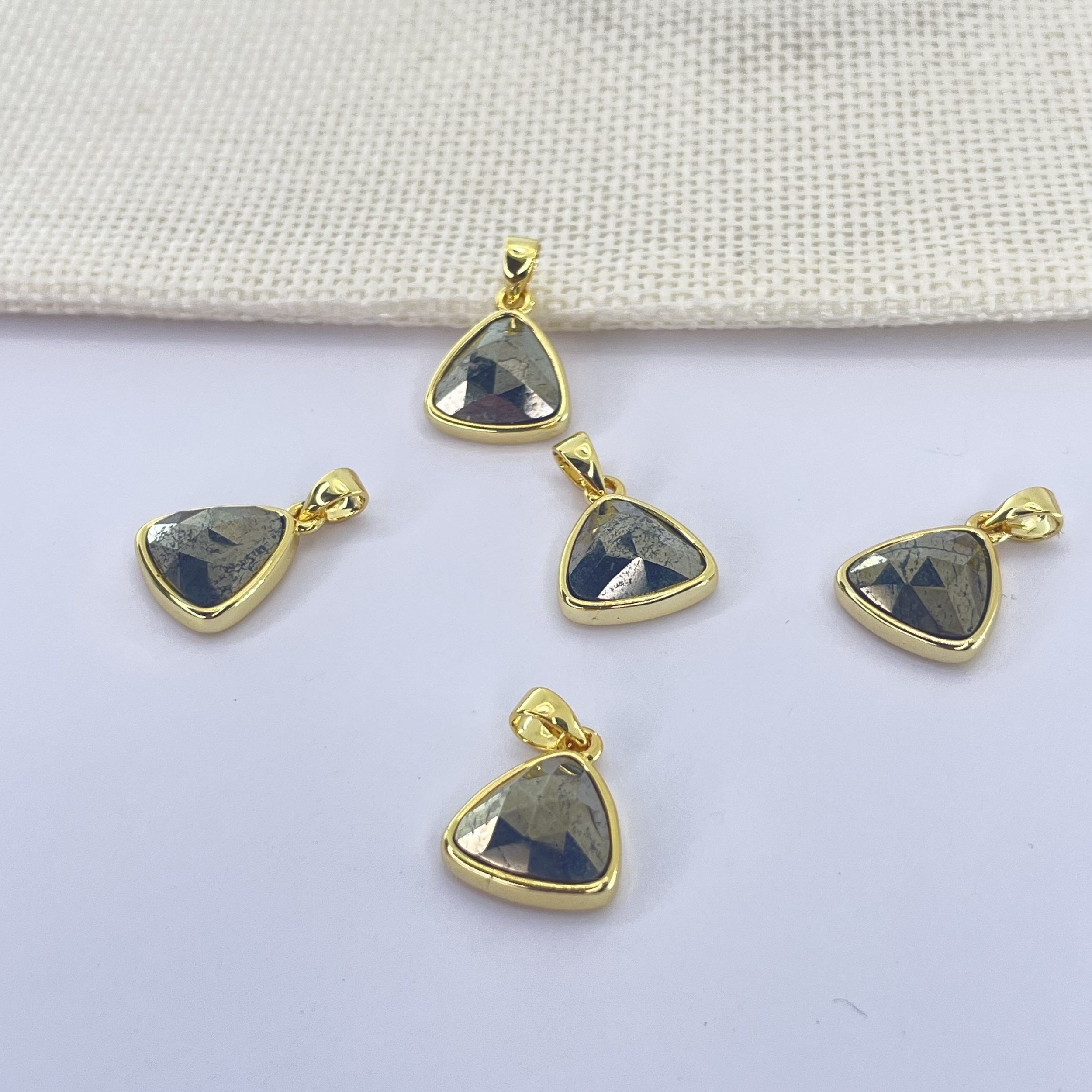 Pendentif Pyrite en pierre naturelle forme triangle facette bélière laiton fantaisie or