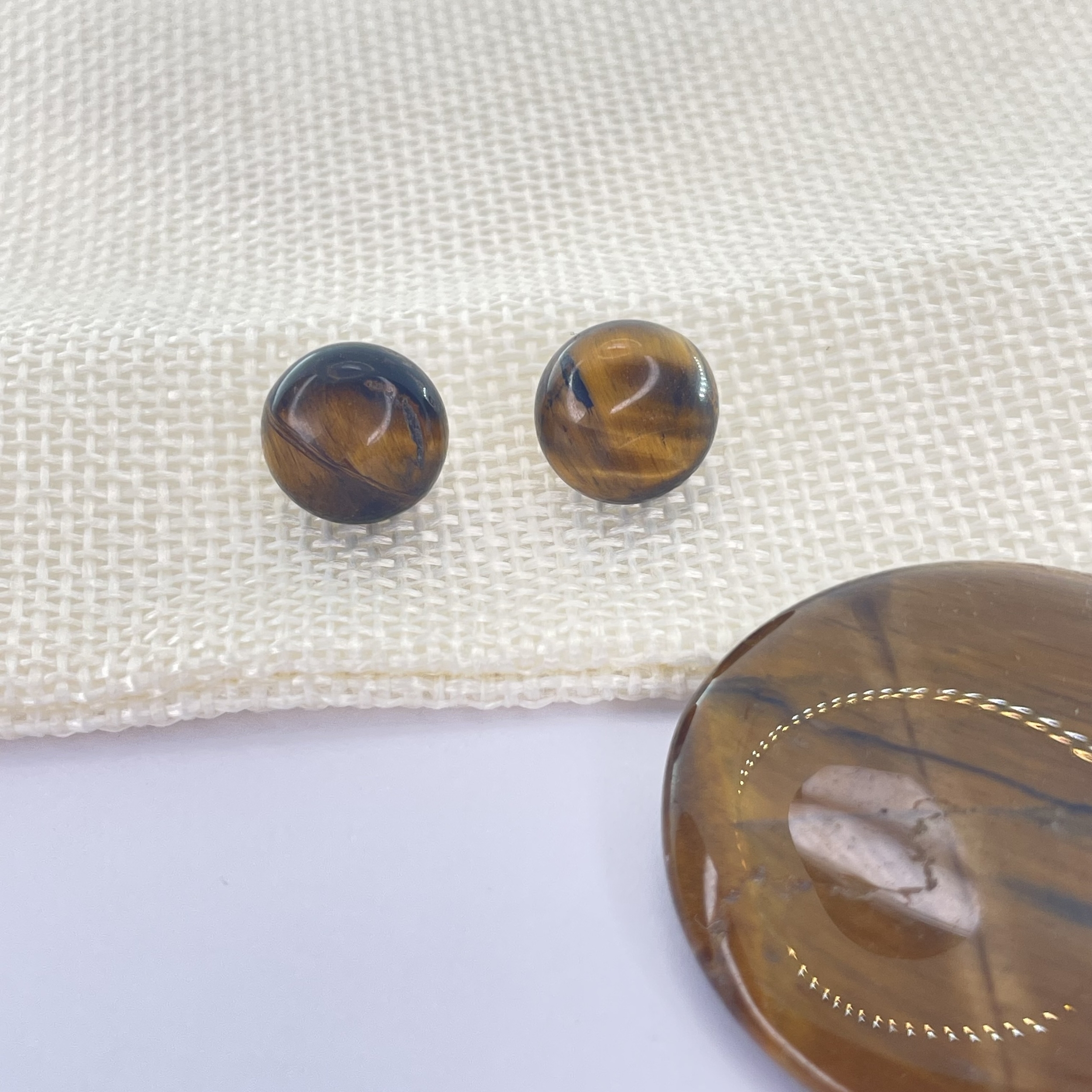 Boucle d\'oreille puce ronde plate en Oeil de Tigre