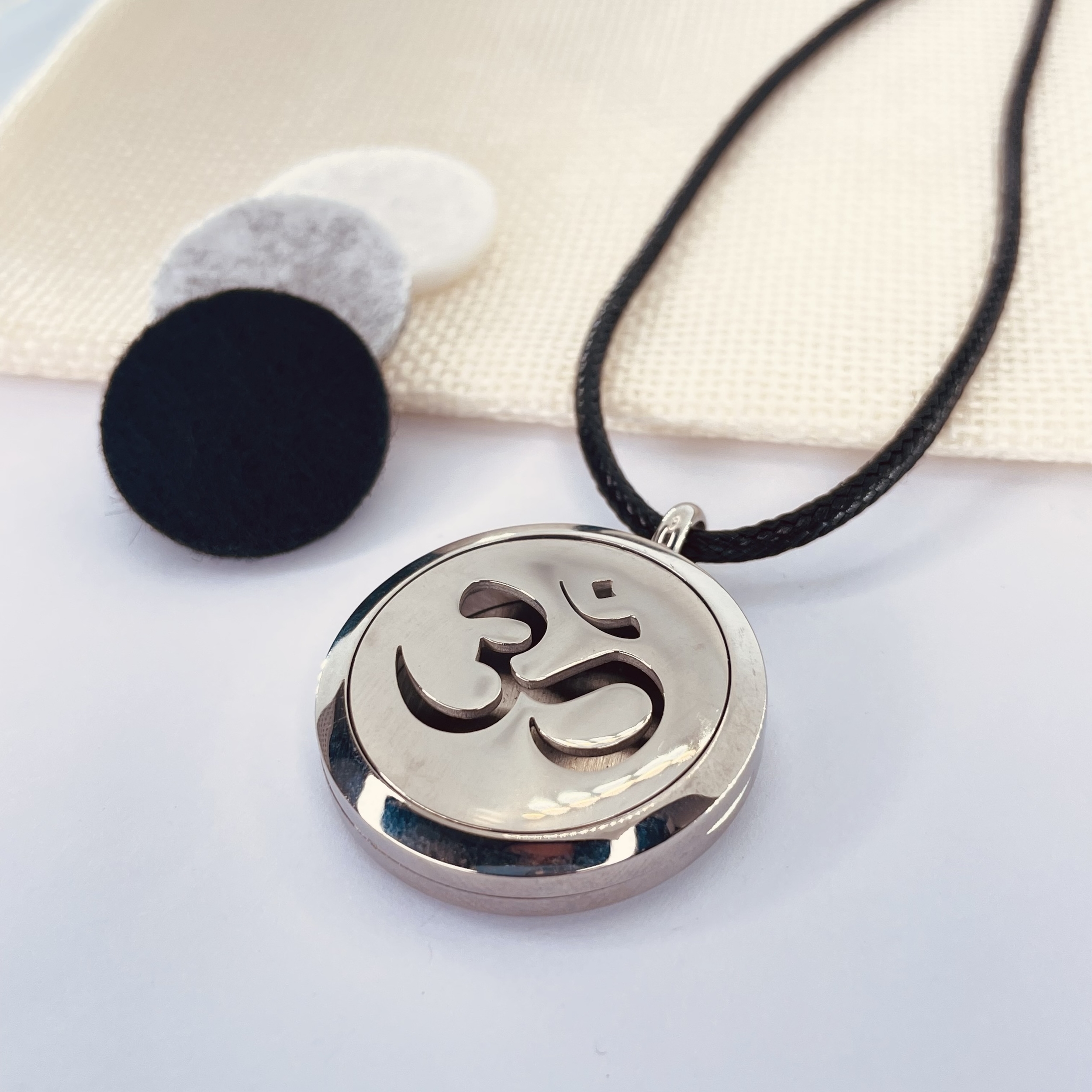 Pendentif Ohm diffuseur d\'huiles essentielles en acier inoxydable