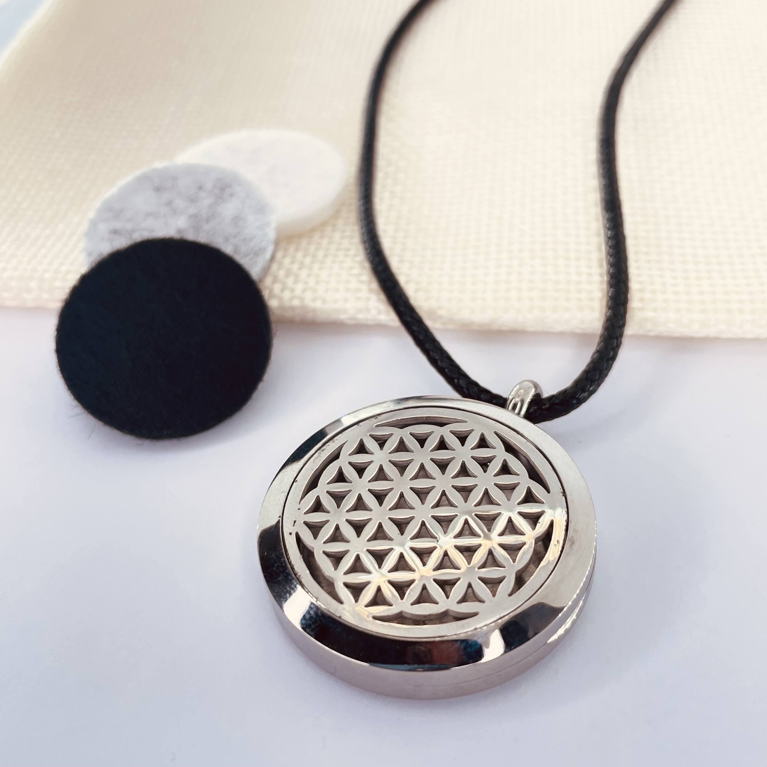 Pendentif Fleur de vie diffuseur d\'huiles essentielles en acier inoxydable