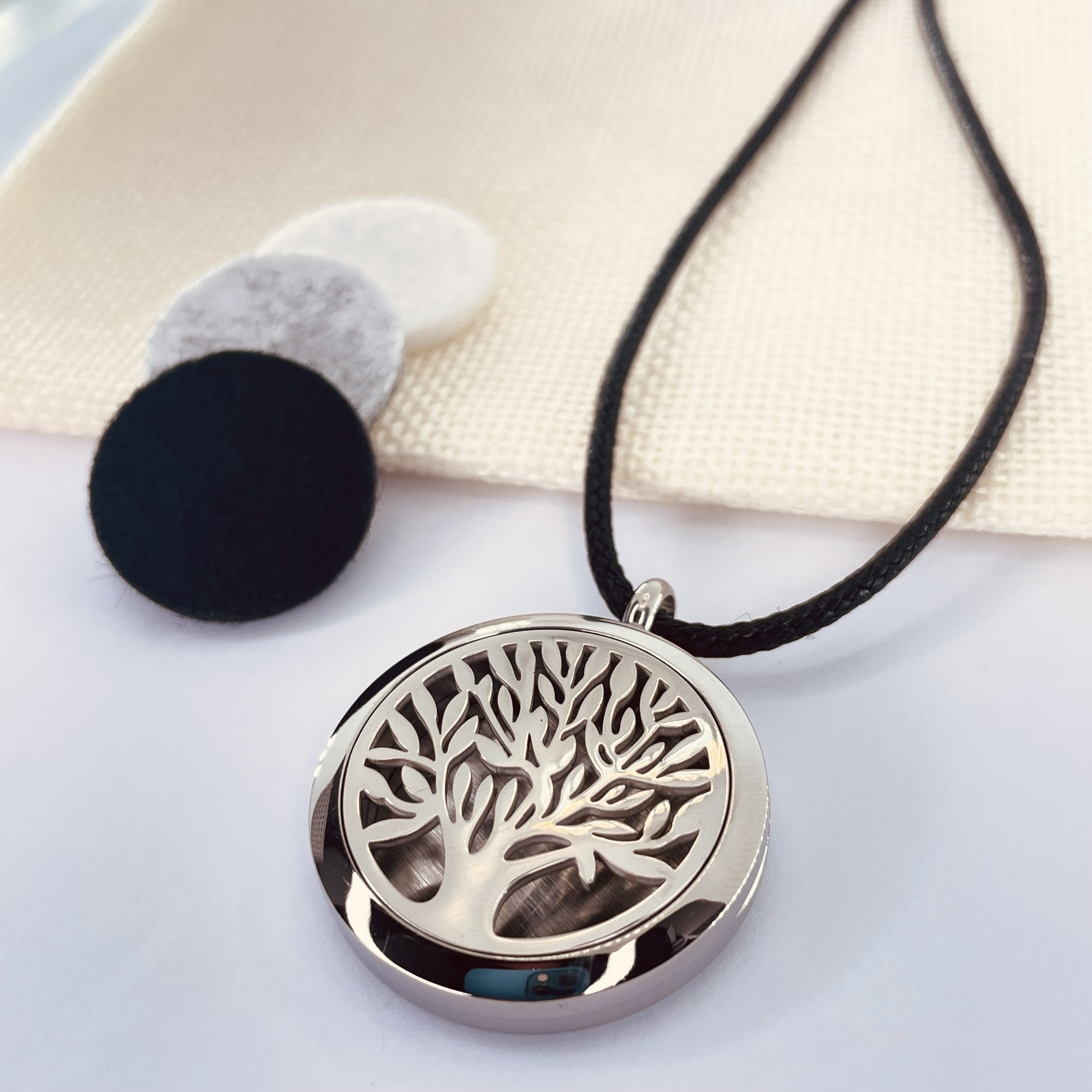 Pendentif Arbre de vie diffuseur d\'huiles essentielles en acier inoxydable