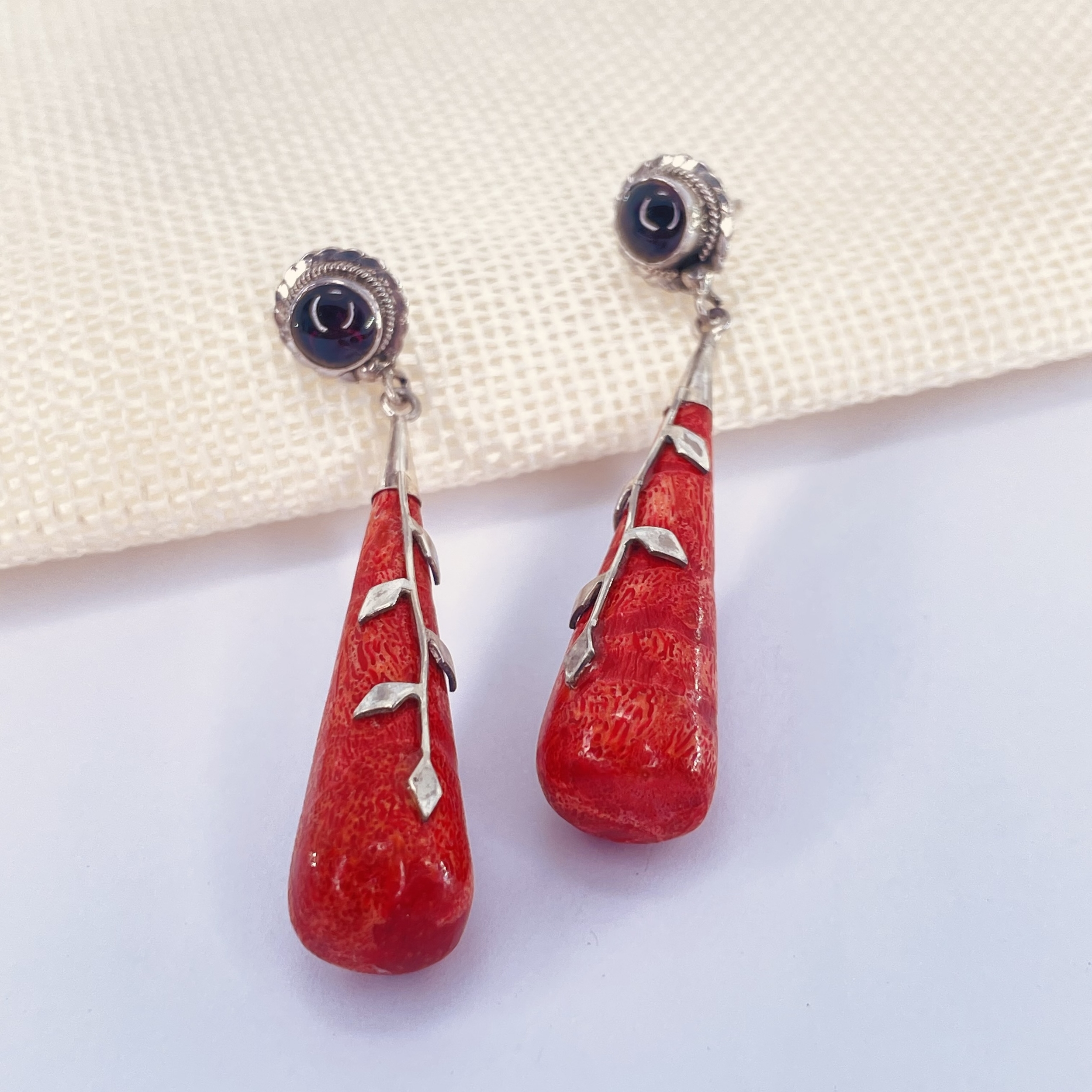 Boucles d\'oreilles Corail  forme conique arrondie montage argent feuille