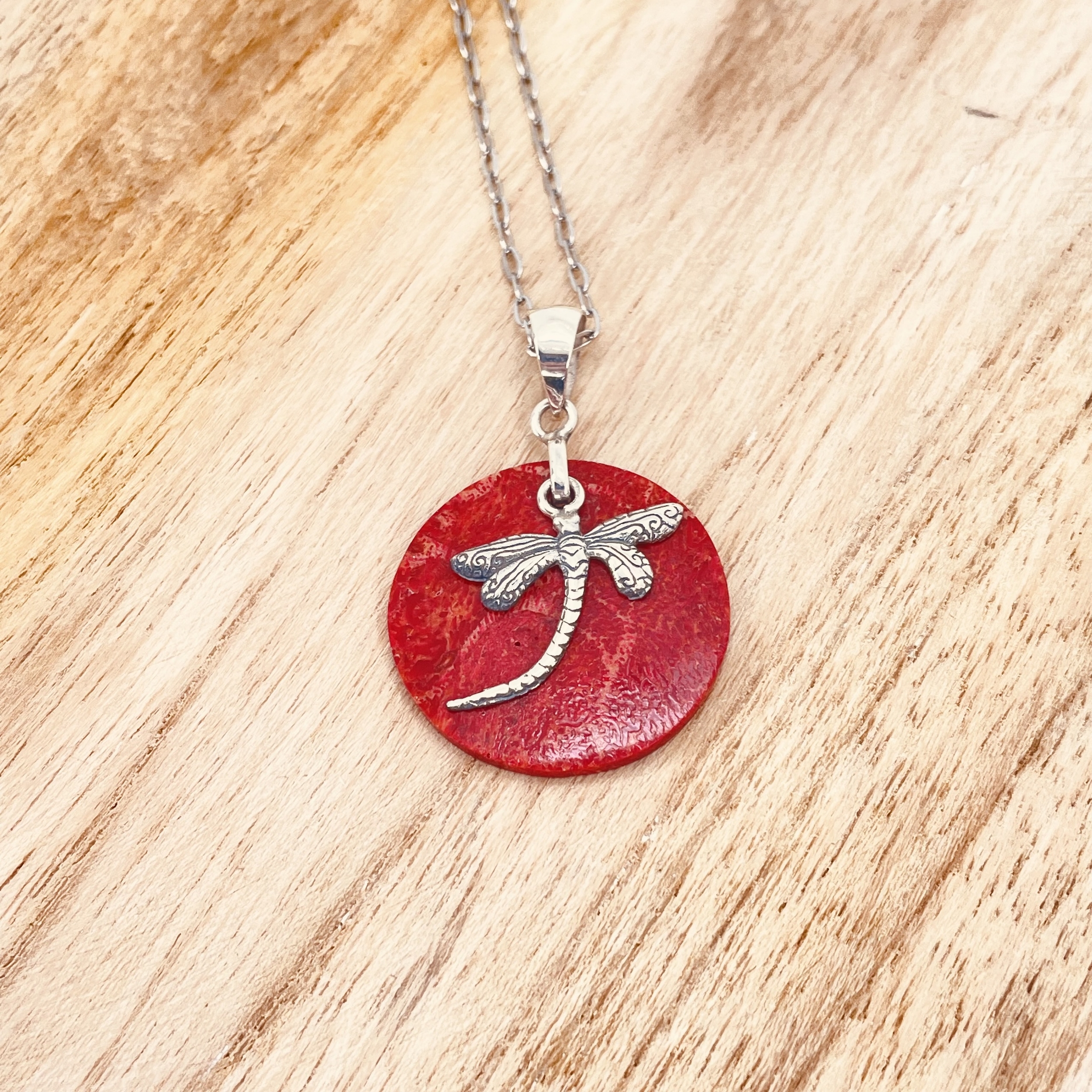 PENDENTIF-LIBELULLE-CORAIL-PIERRES-DU-MONDE-VOSGES