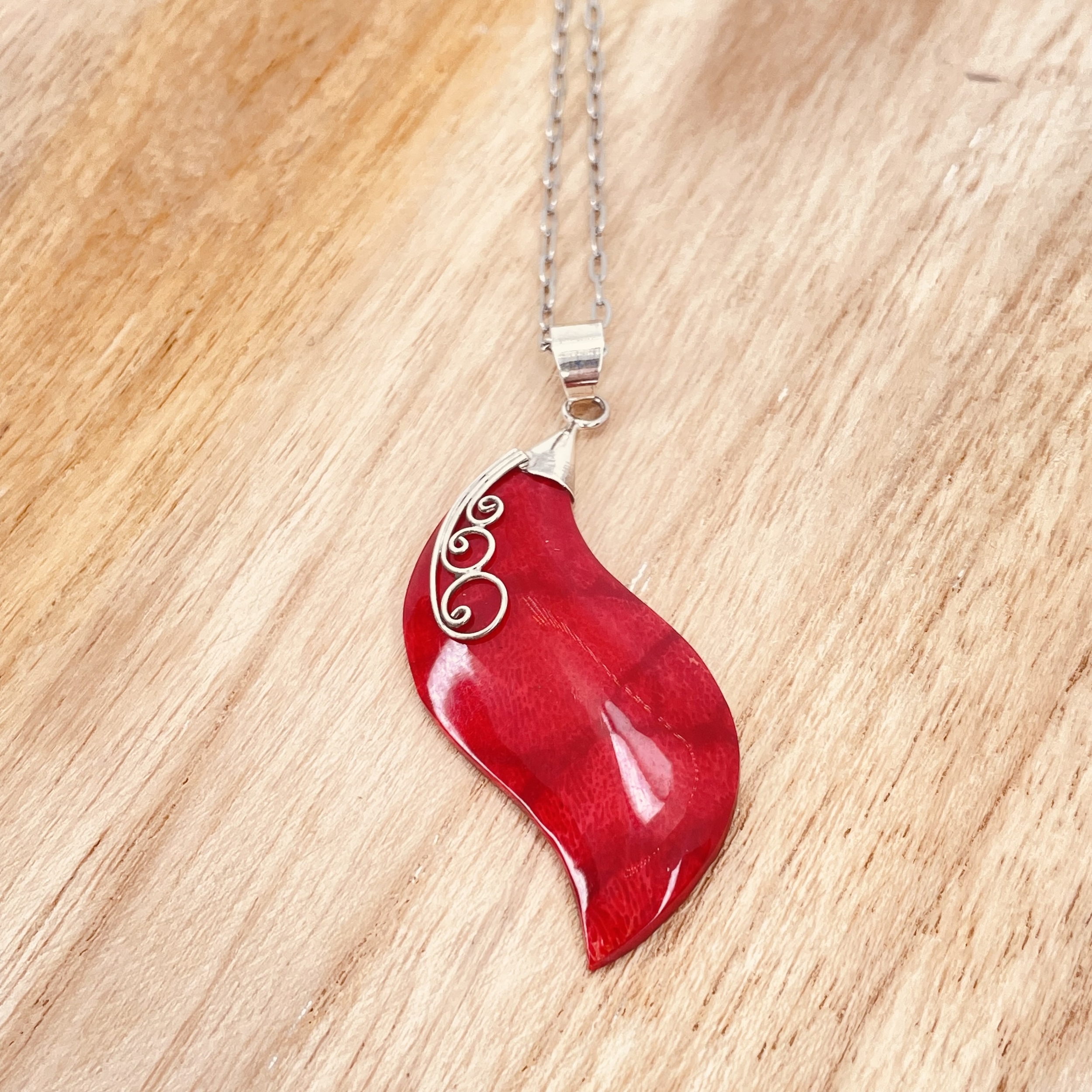 Pendentif Corail  forme flamme montage argent arabesque