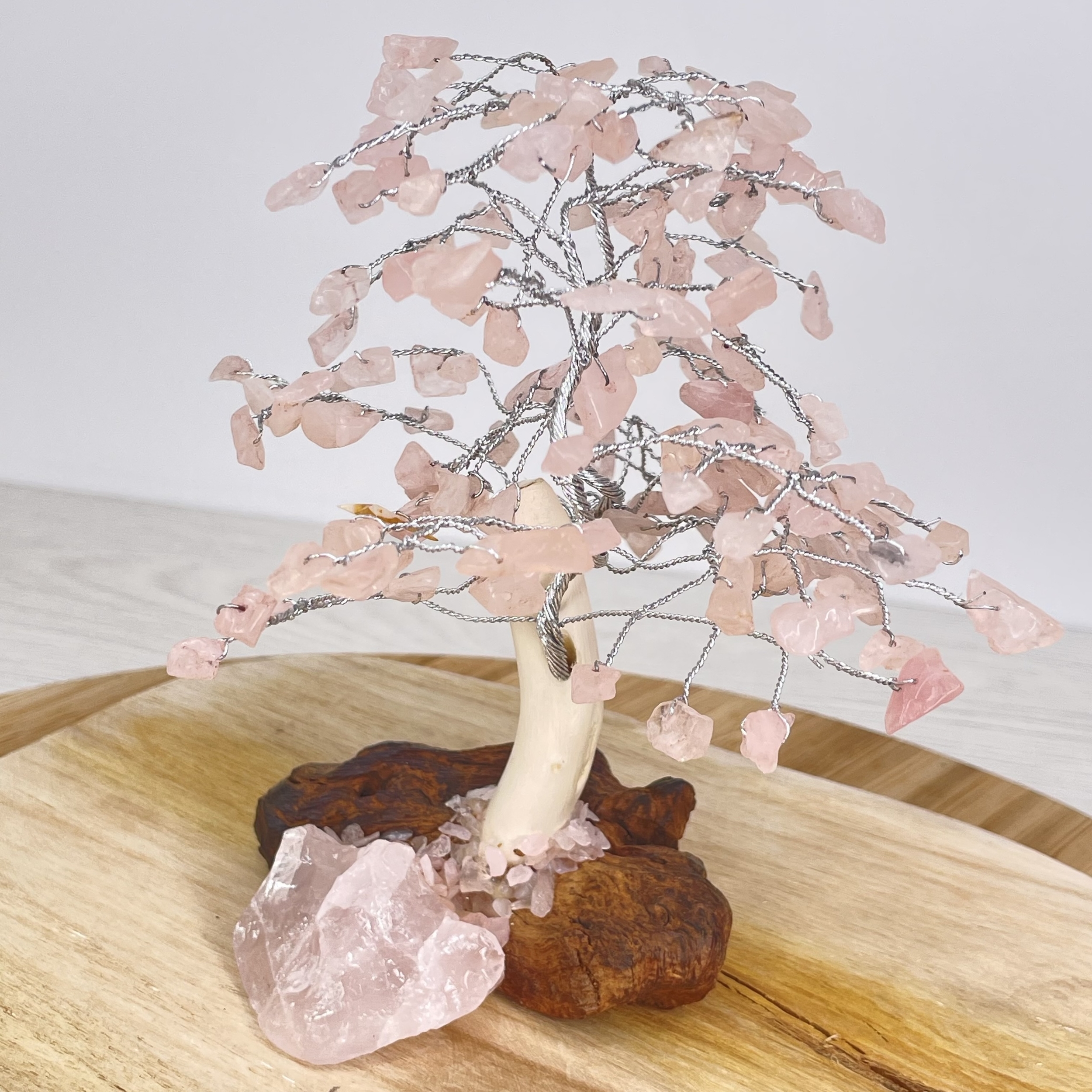 Arbre de vie en quartz rose avec pied en bois modèle 13cm de haut environ