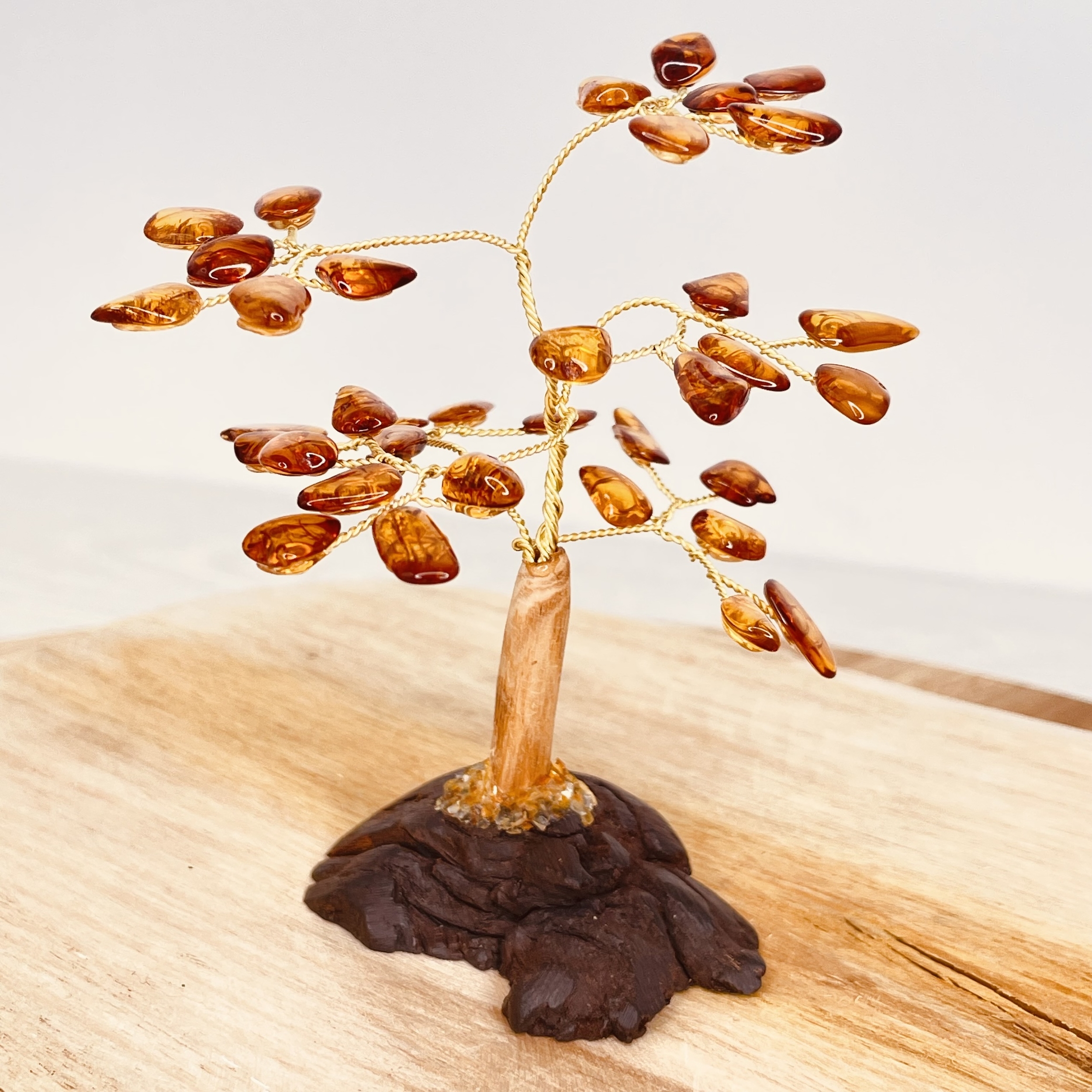 Arbre de vie en ambre COGNAC avec pied en bois petit modèle hauteur 8cm environ