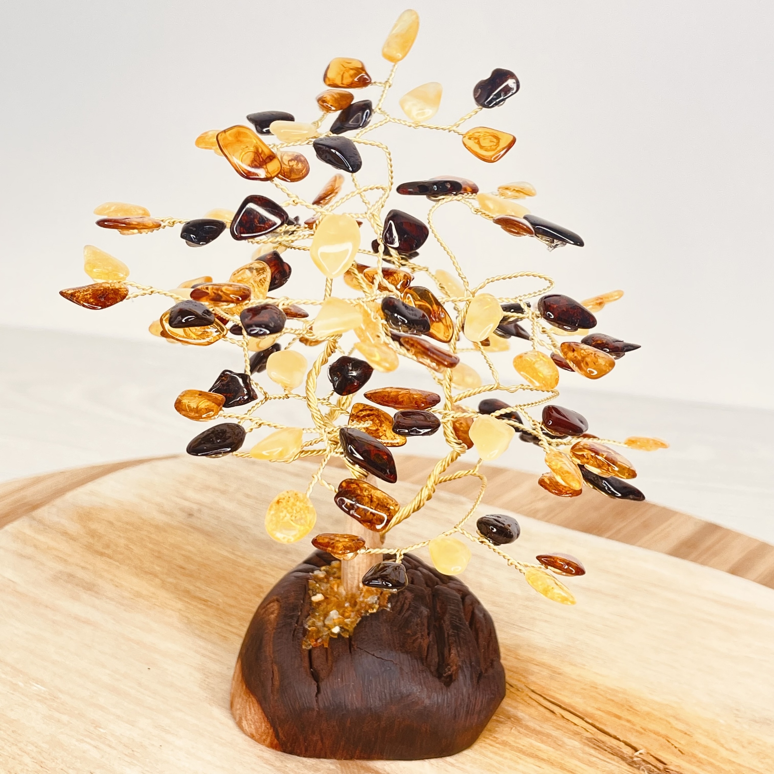 Arbre de vie en ambre multicolores avec pied en bois hauteur 11 cm environ