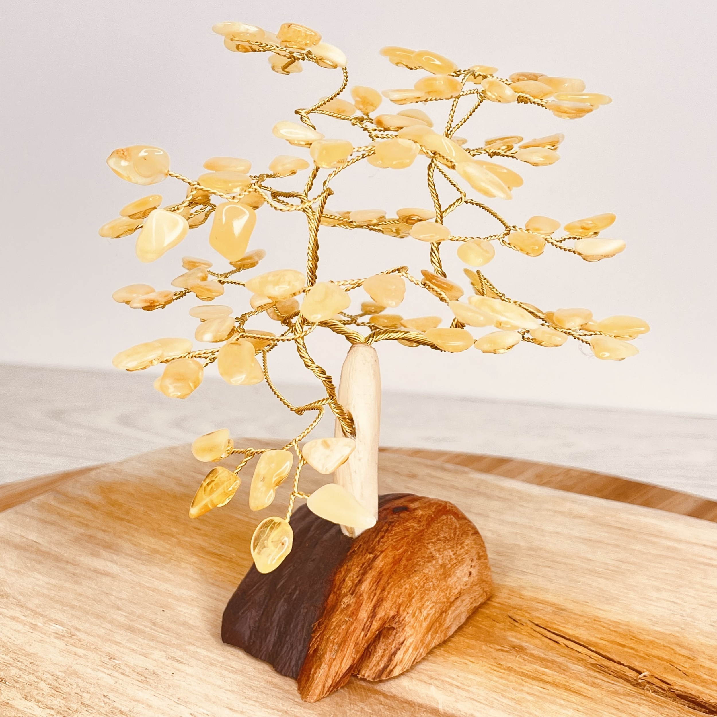 Arbre de vie en ambre CITRON avec pied en bois hauteur 11 cm environ