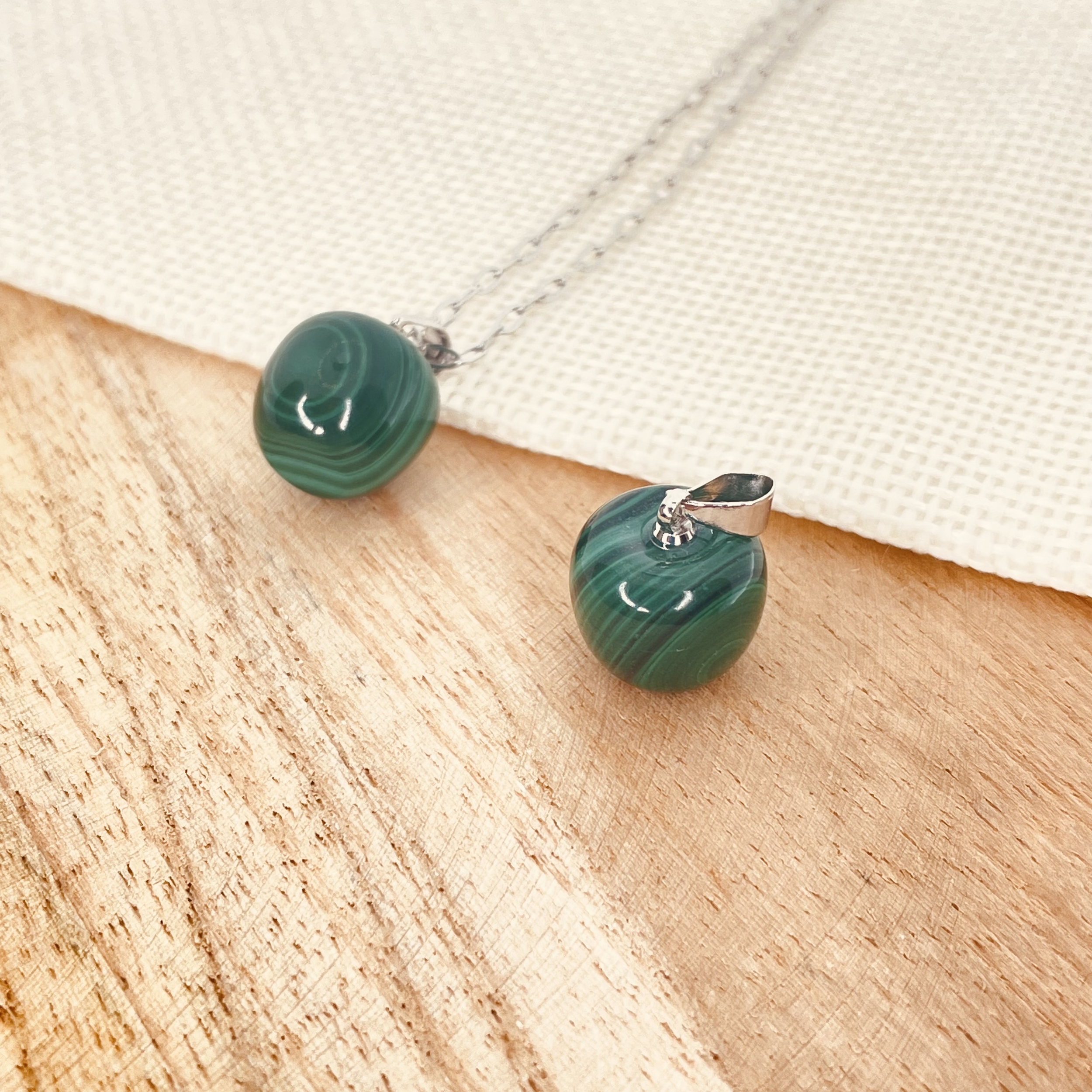 Pendentif pomme Malachite en pierre naturelle (chaine non comprise).