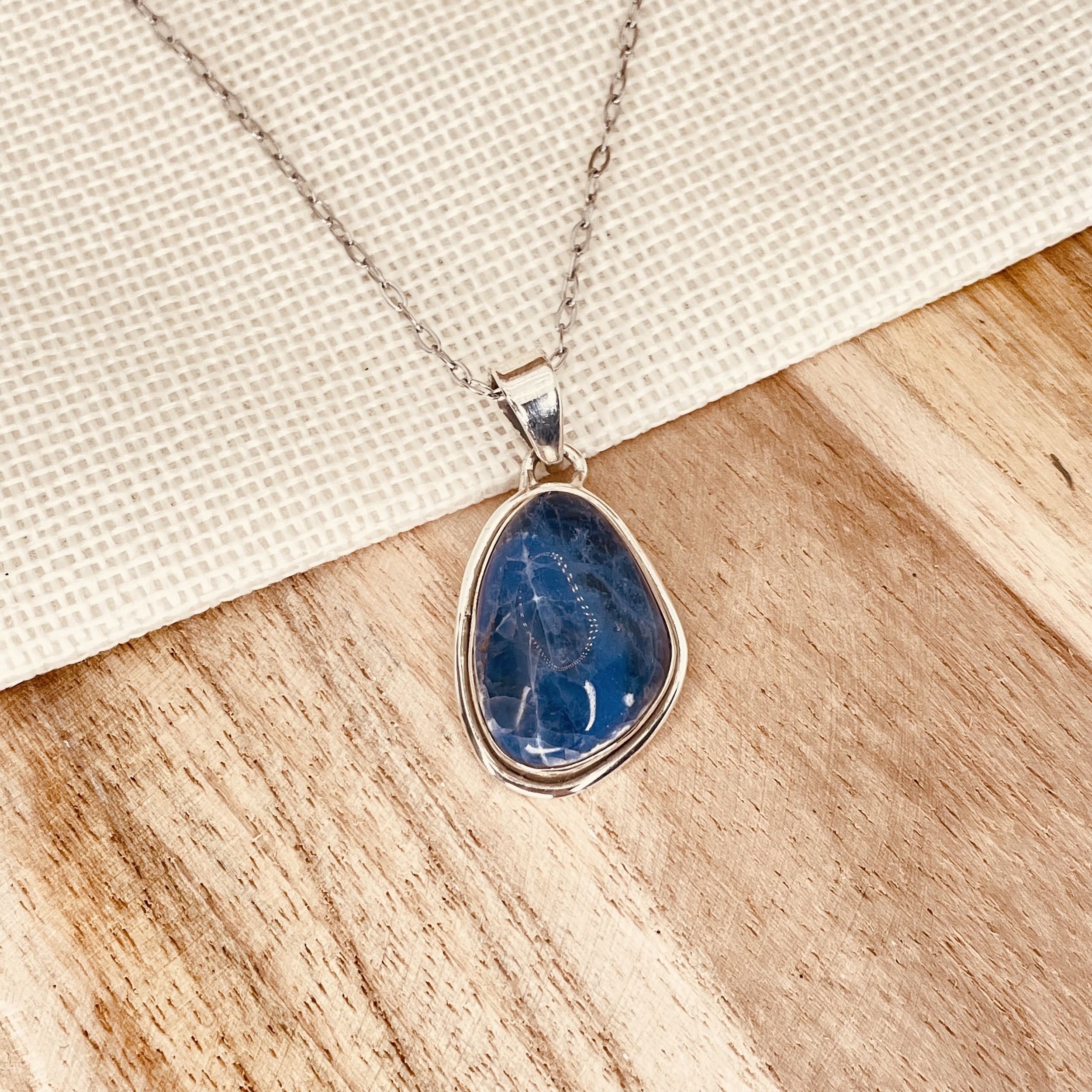 Pendentif Sodalite forme libre en pierre naturelle monté sur argent (Chaine non-comprise)