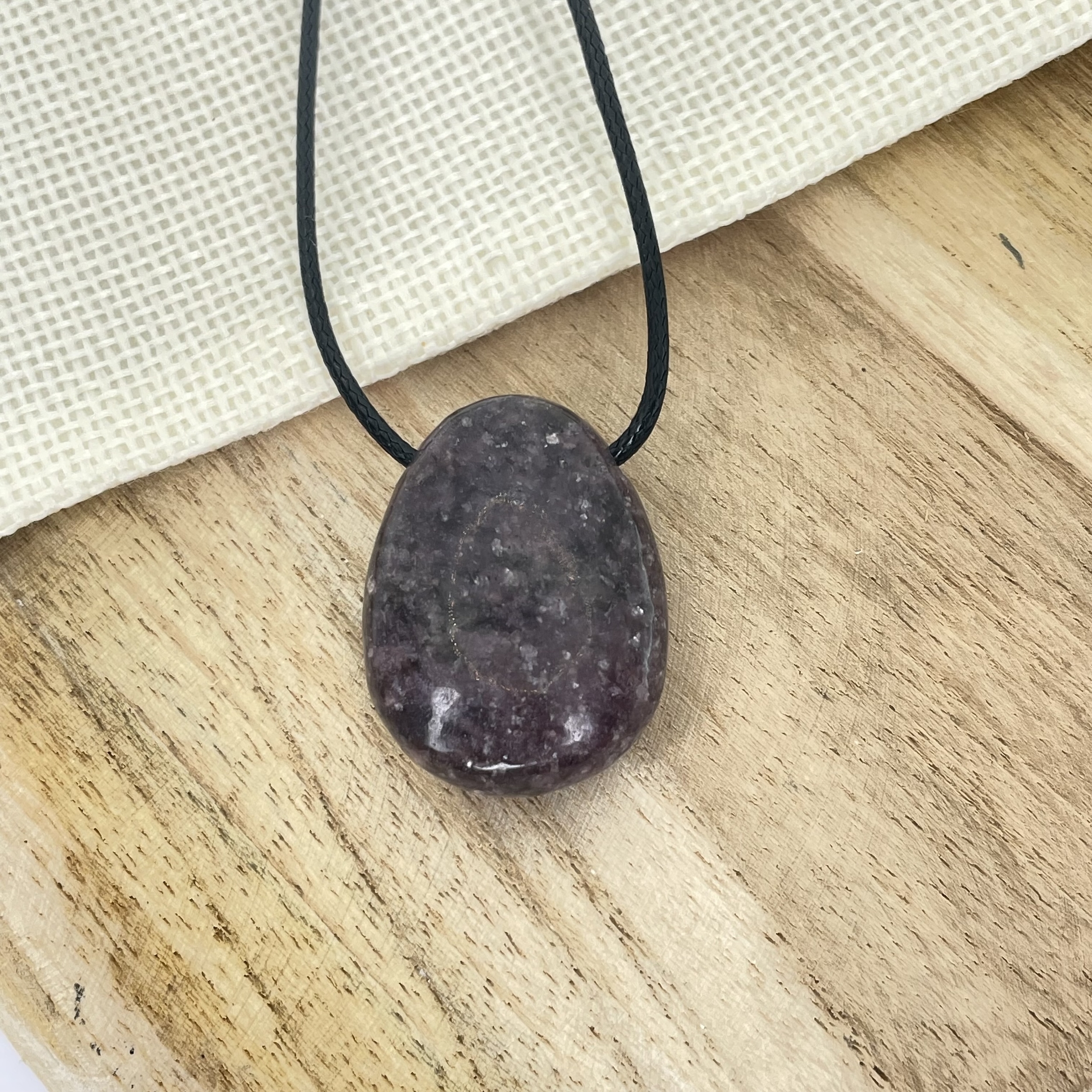 PIERRE-PERCEE-LEPIDOLITE-PIERRES-DU-MONDE-VOSGES