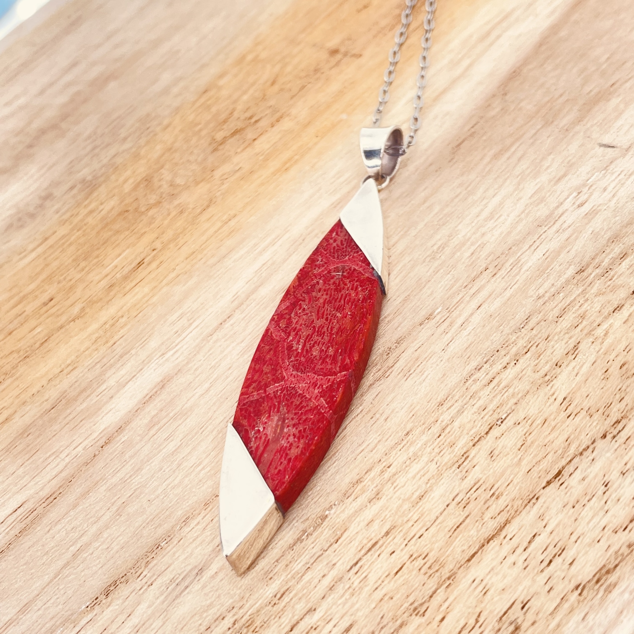 Pendentif Corail forme pointe montage argent (chaine non-comprise)